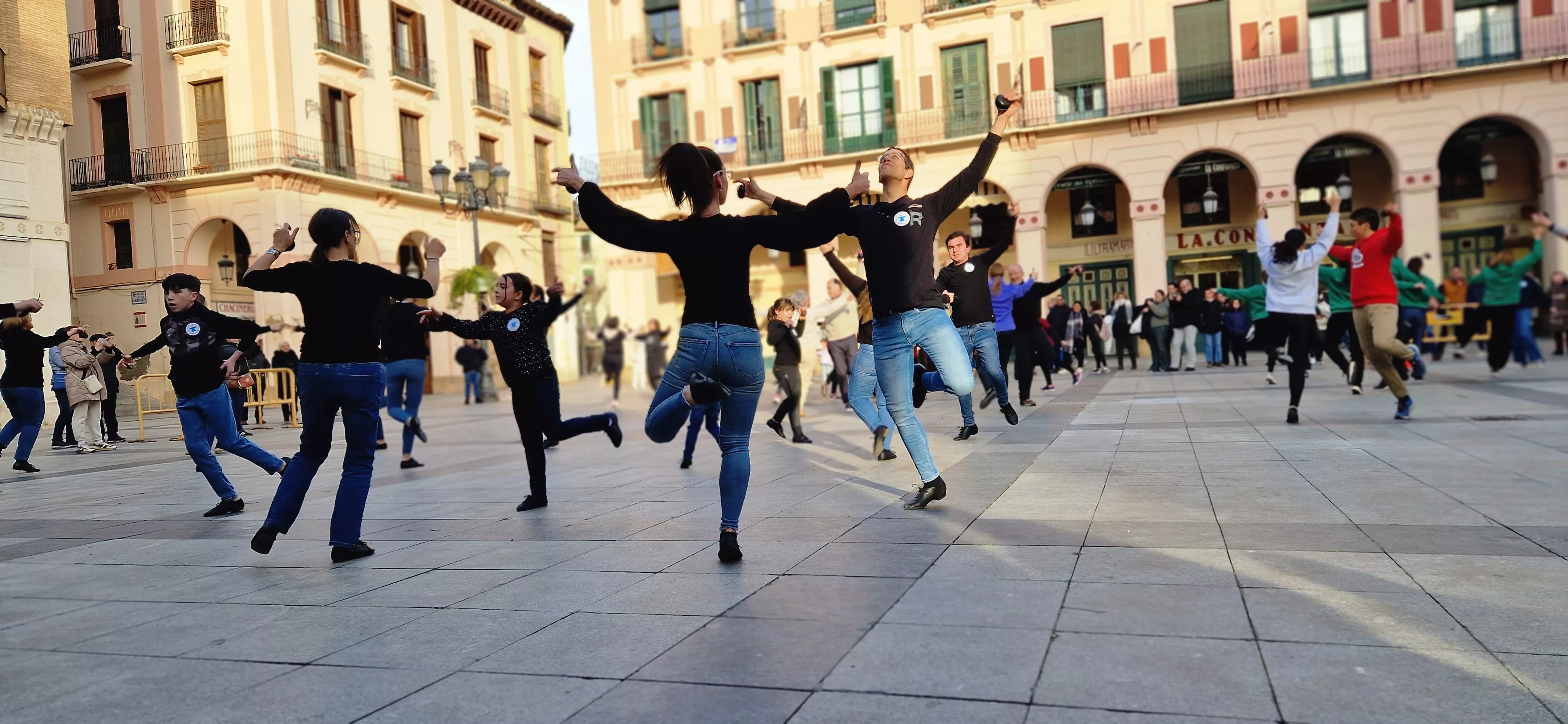 Flashmob jotero de Aspanoa en Huesca con motivo del Día Internacional del Cáncer Infantil. Foto Myriam Martínez