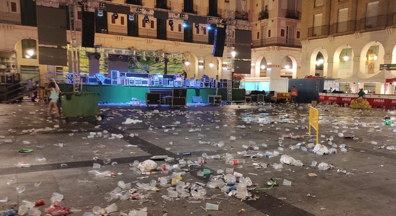 Aspecto de la Plaza López Allué antes de la limpiezaAspecto de la Plaza López Allué antes de la limpieza de una jornada de San Lorenzo.