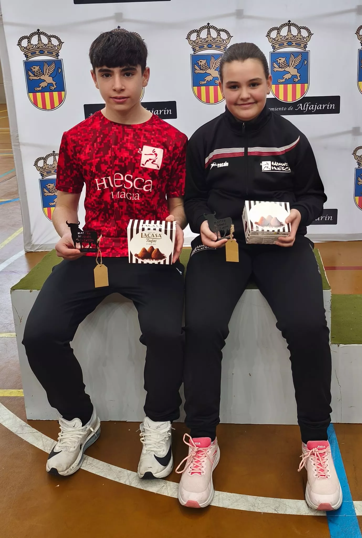 Hugo Gállego y Lucía Rodríguez con sus trofeos.