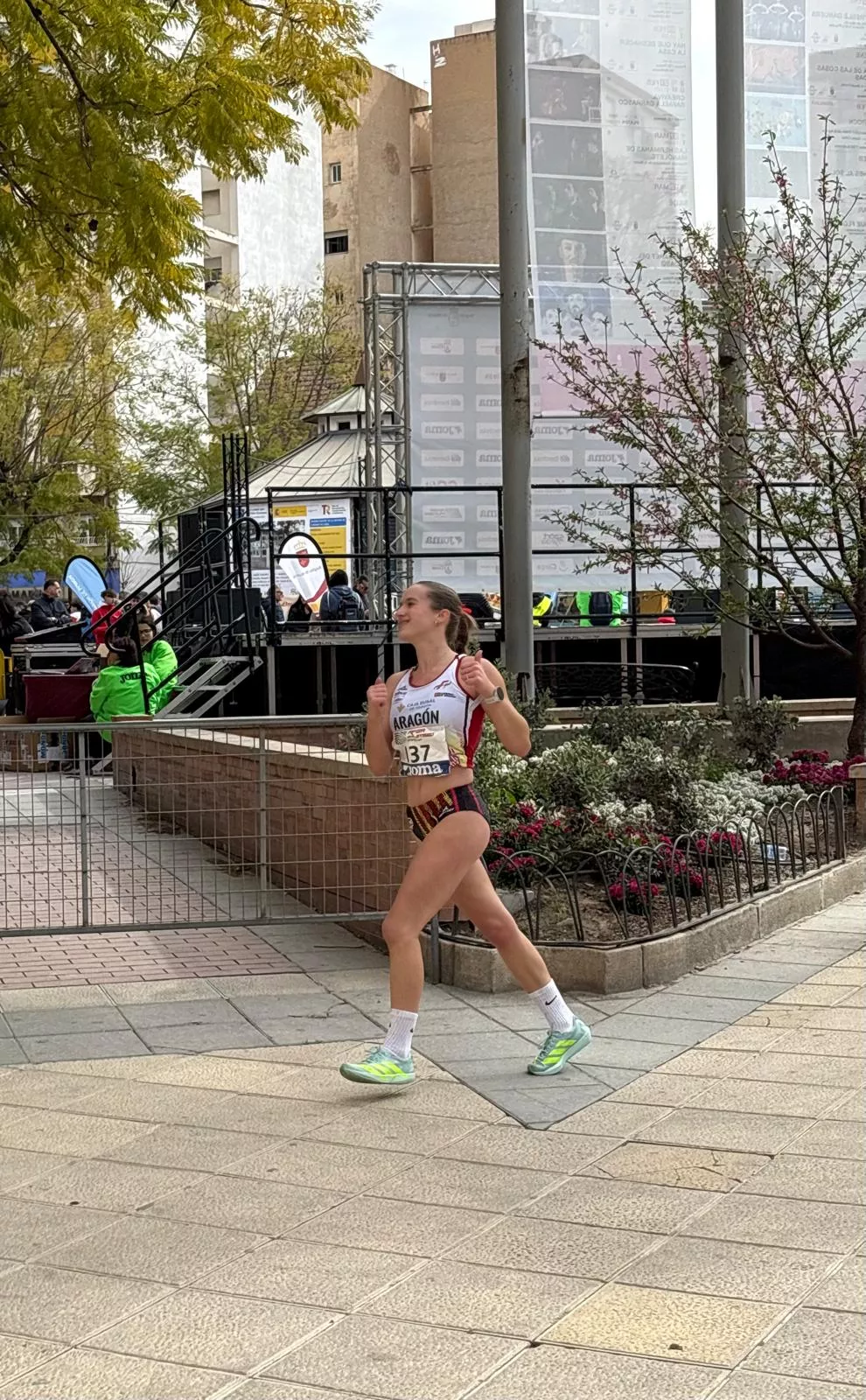 Greta Jarne, disfrutando con una sonrisa en la carrera. Greta Jarne, disfrutando con una sonrisa en la carrera.