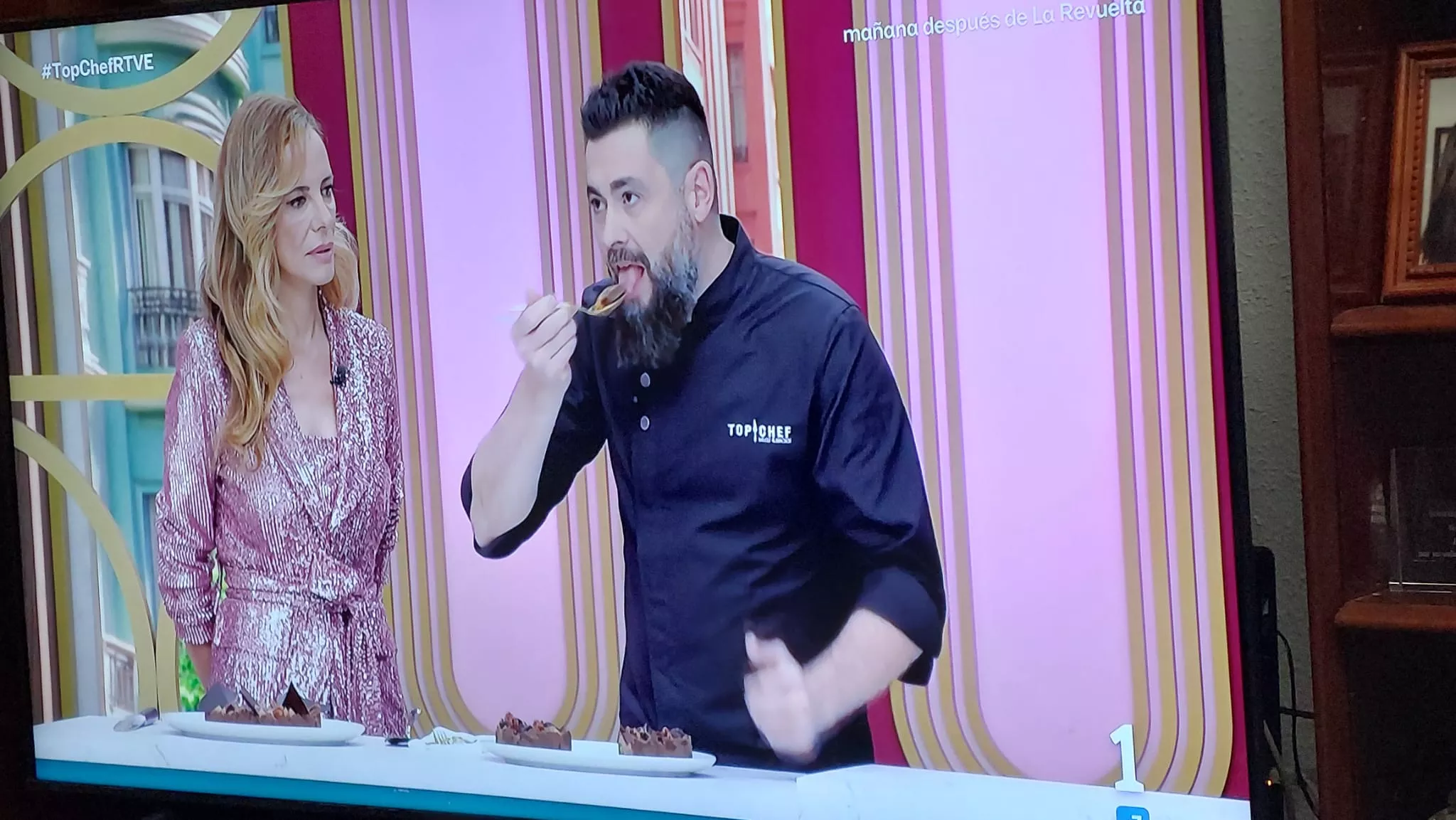 Raúl Bernal probando las tartas acompañado de Paula Vázquez