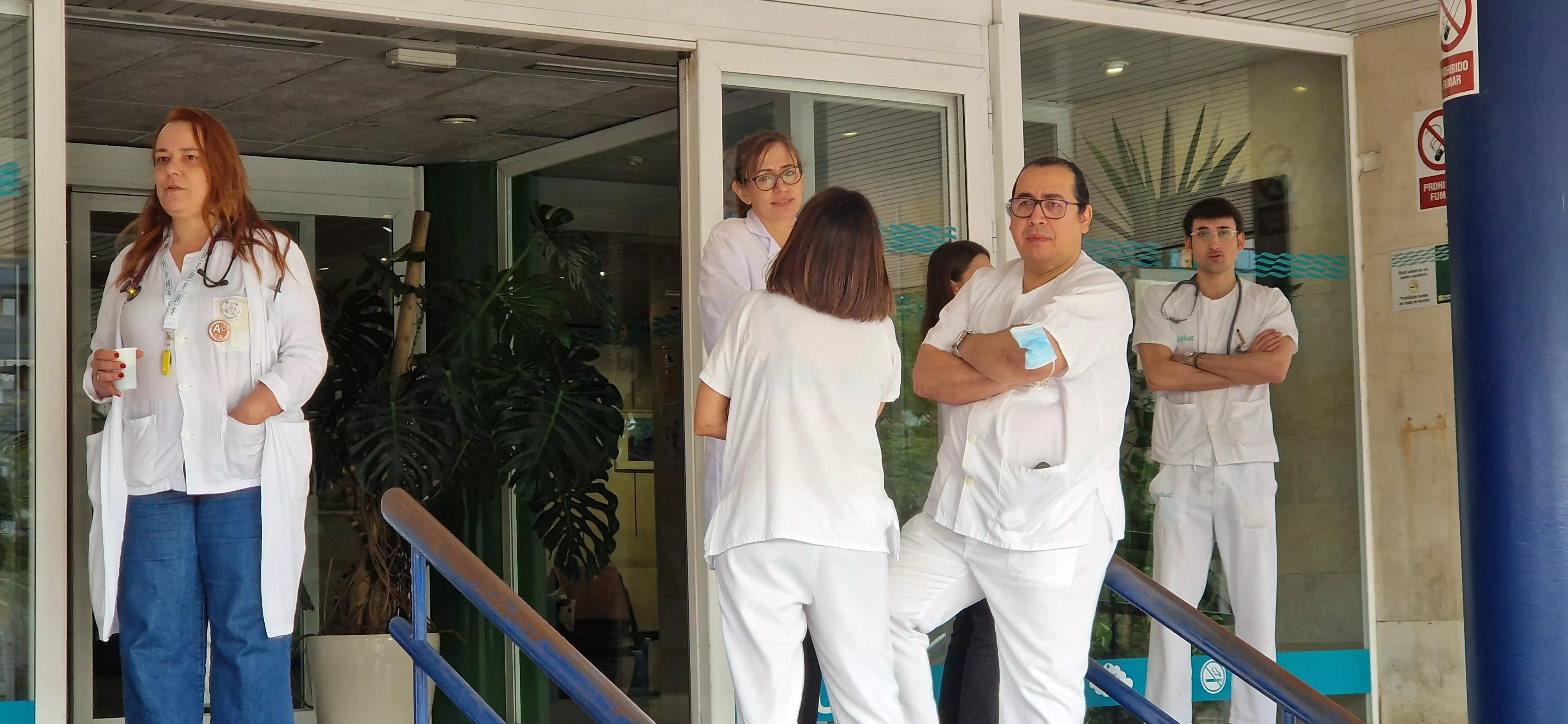 Concentración de médicos ante el Hospital San Jorge de Huesca. Foto Myriam Martínez