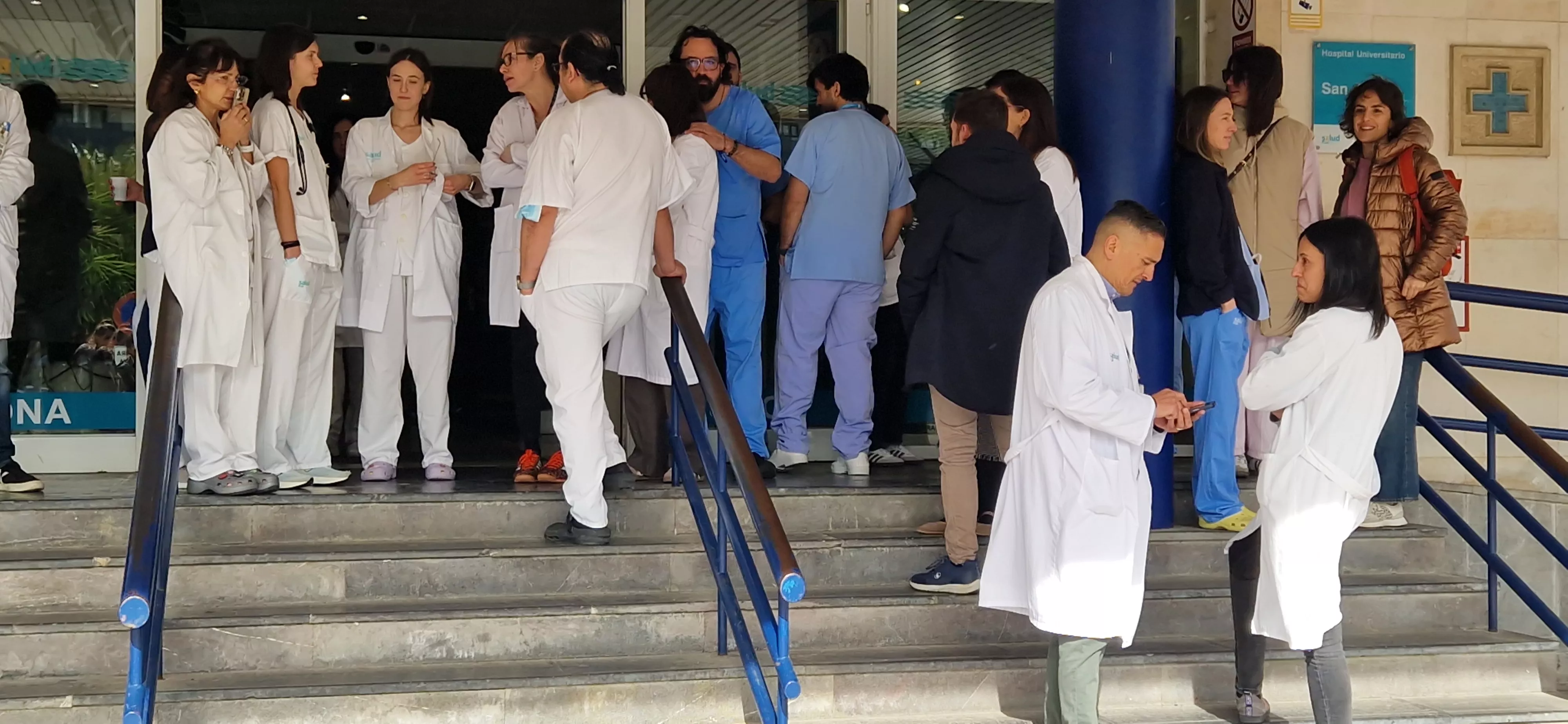 Concentración de médicos ante el Hospital San Jorge de Huesca. Foto Myriam Martínez