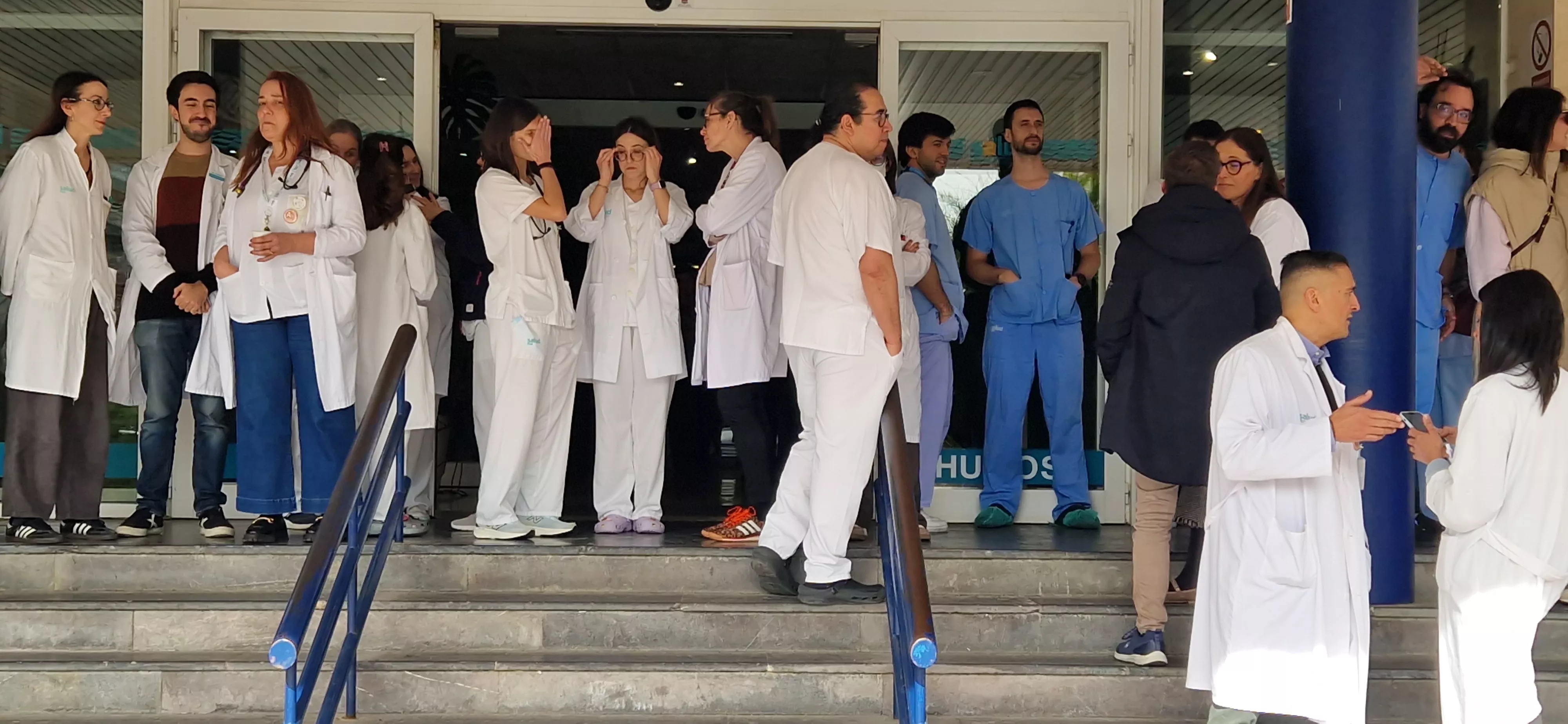 Concentración de médicos ante el Hospital San Jorge de Huesca. Foto Myriam Martínez
