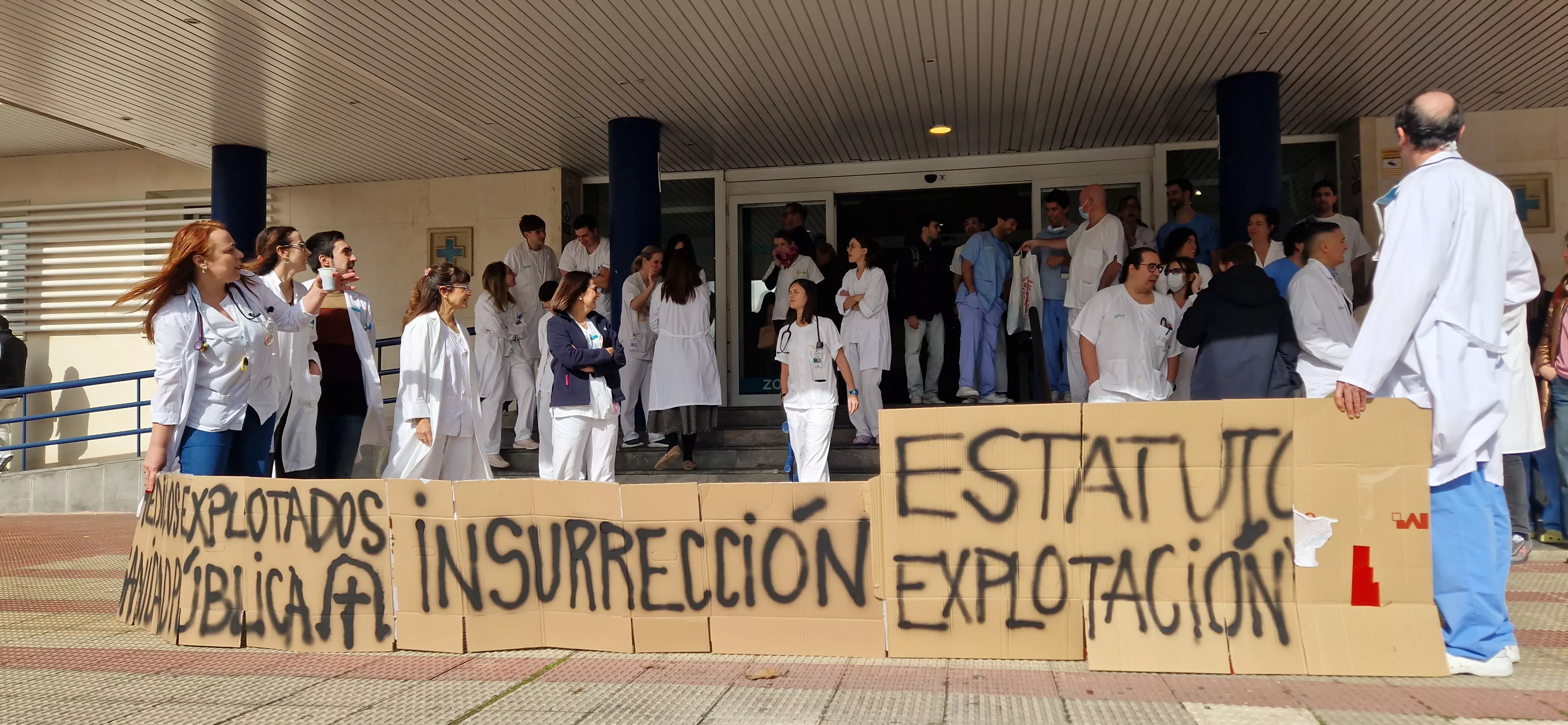 Concentración de médicos ante el Hospital San Jorge de Huesca. Foto Myriam Martínez
