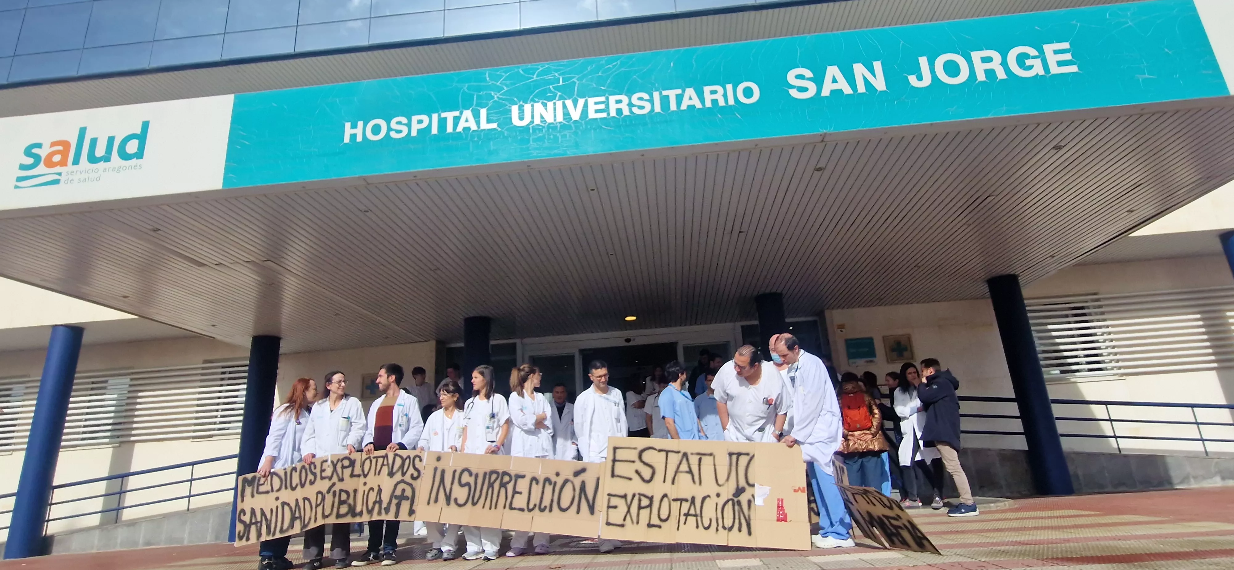 Concentración de médicos ante el Hospital San Jorge de Huesca. Foto Myriam Martínez