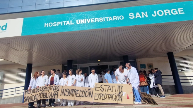 Concentración de médicos ante el Hospital San Jorge de Huesca. Foto Myriam Martínez
