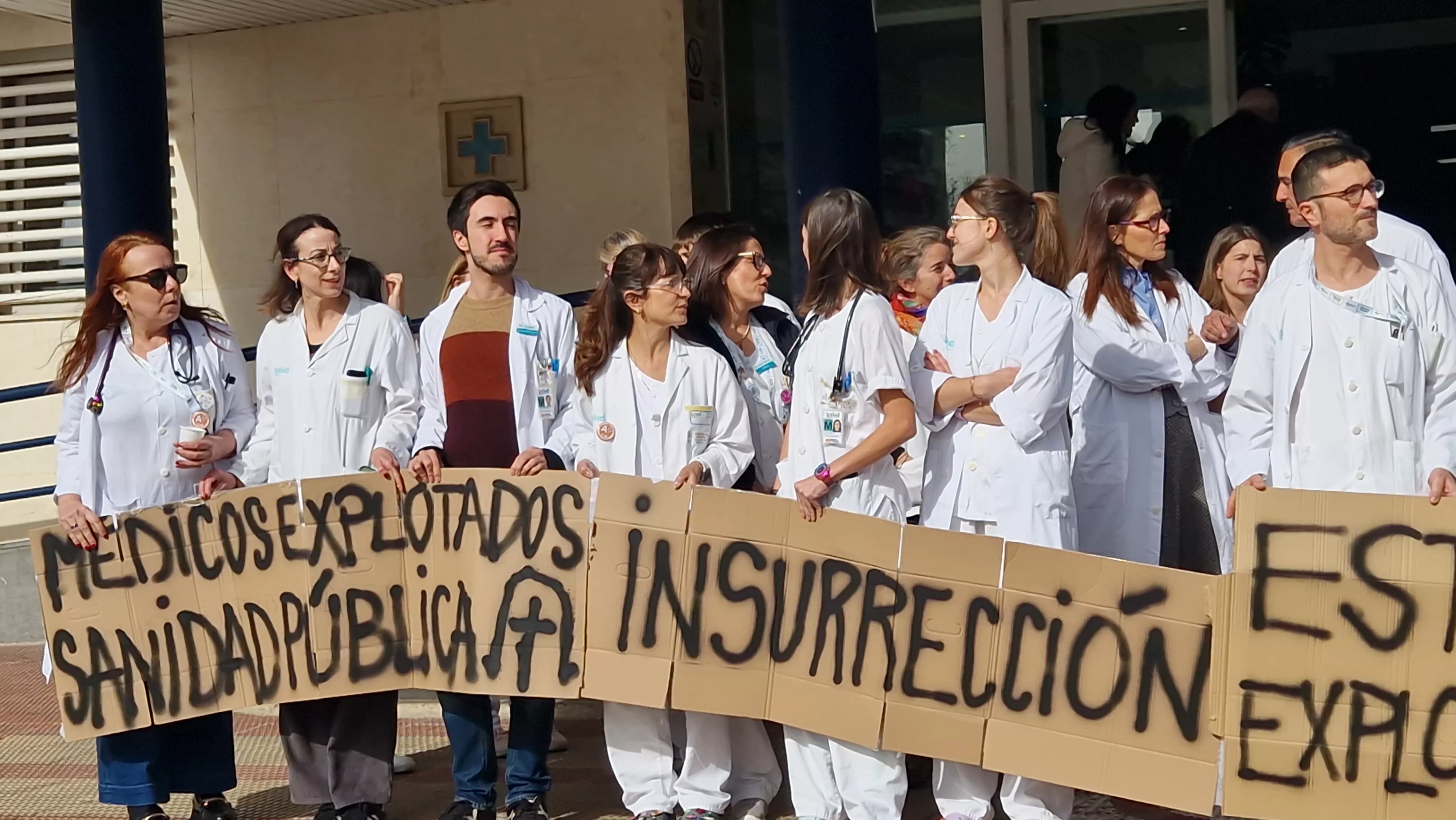 Concentración de médicos ante el Hospital San Jorge de Huesca. Foto Myriam Martínez