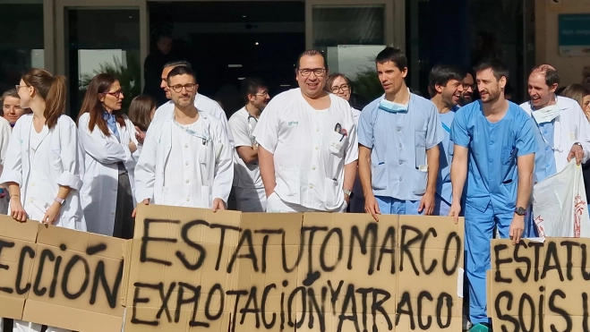 Concentración de médicos ante el Hospital San Jorge de Huesca. Foto Myriam Martínez