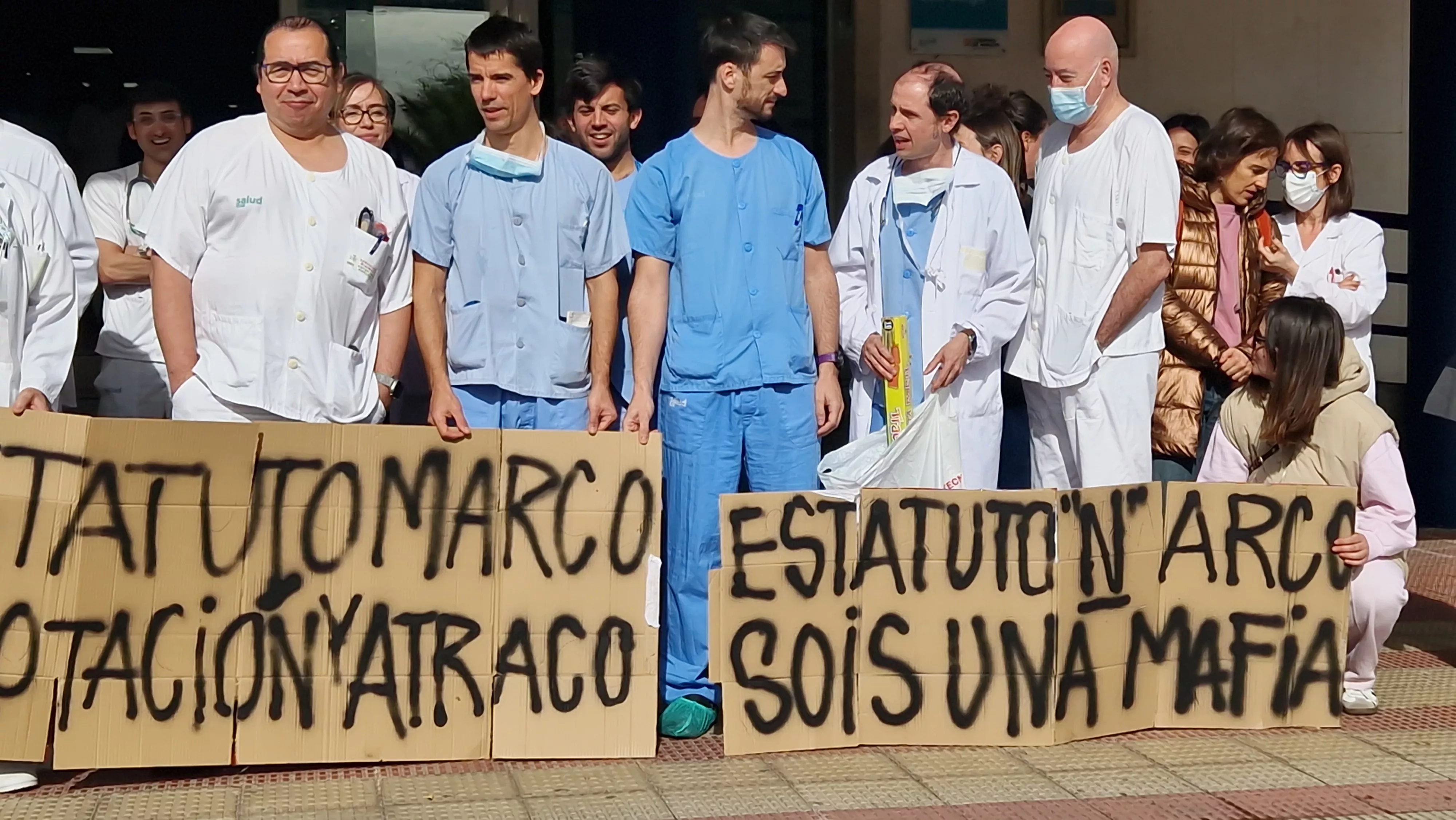 Concentración de médicos ante el Hospital San Jorge de Huesca. Foto Myriam Martínez