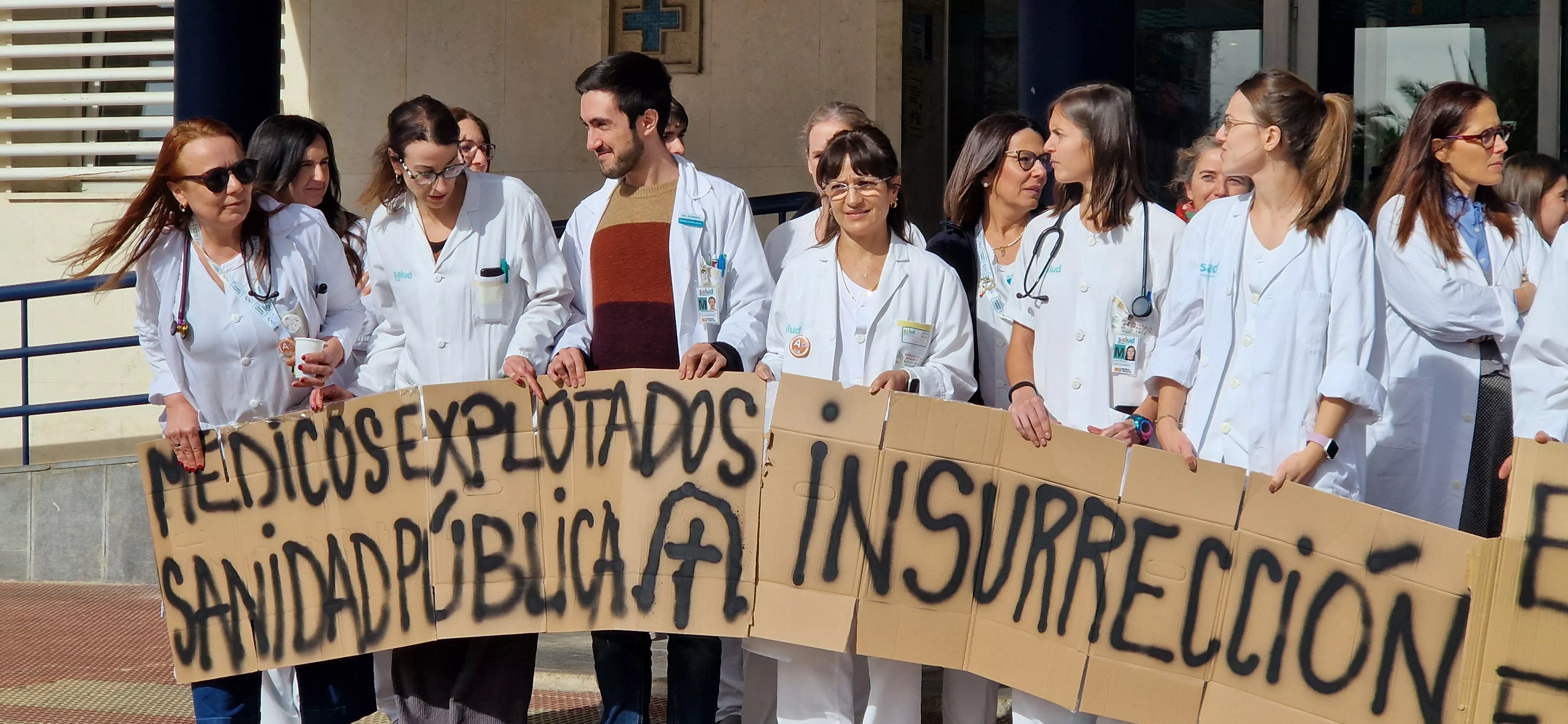 Concentración de médicos ante el Hospital San Jorge de Huesca. Foto Myriam Martínez