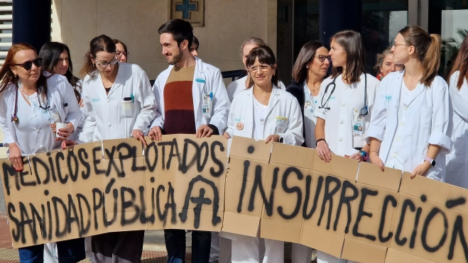 Concentración de médicos ante el Hospital San Jorge de Huesca. Foto Myriam Martínez