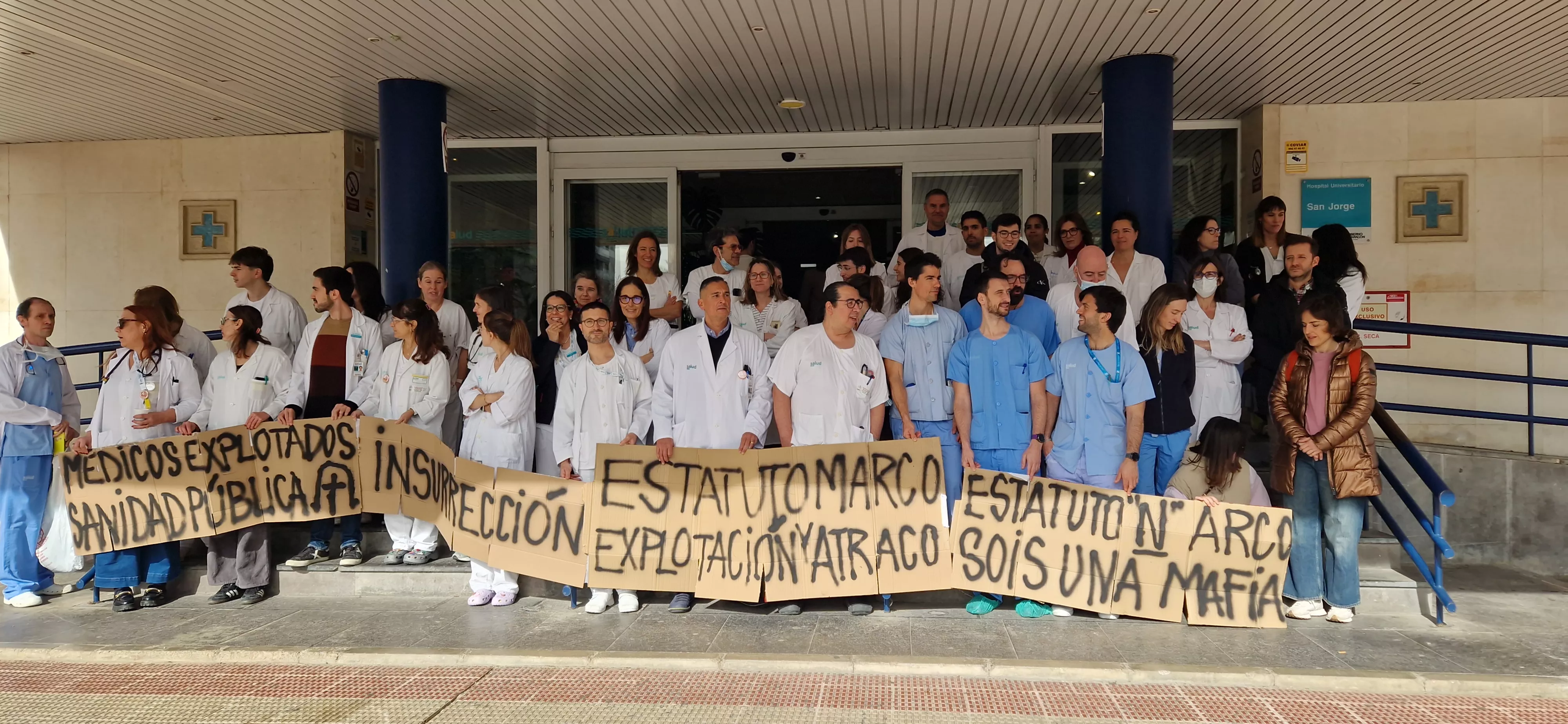 Concentración de médicos ante el Hospital San Jorge de Huesca. Foto Myriam Martínez