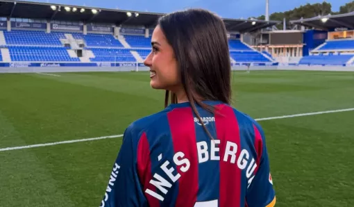 Imágenes del saque de honor de Inés Bergua en El Alcoraz