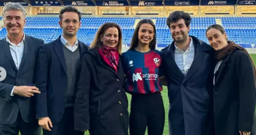 Imágenes del saque de honor de Inés Bergua en El Alcoraz