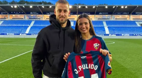 Imágenes del saque de honor de Inés Bergua en El Alcoraz