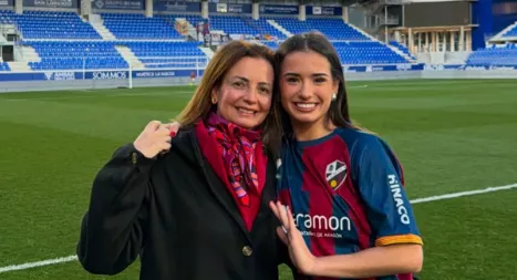 Imágenes del saque de honor de Inés Bergua en El Alcoraz