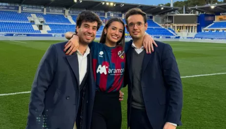 Imágenes del saque de honor de Inés Bergua en El Alcoraz