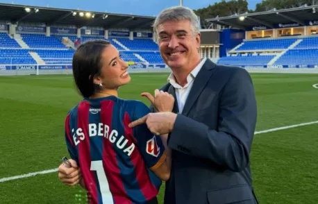 Imágenes del saque de honor de Inés Bergua en El Alcoraz