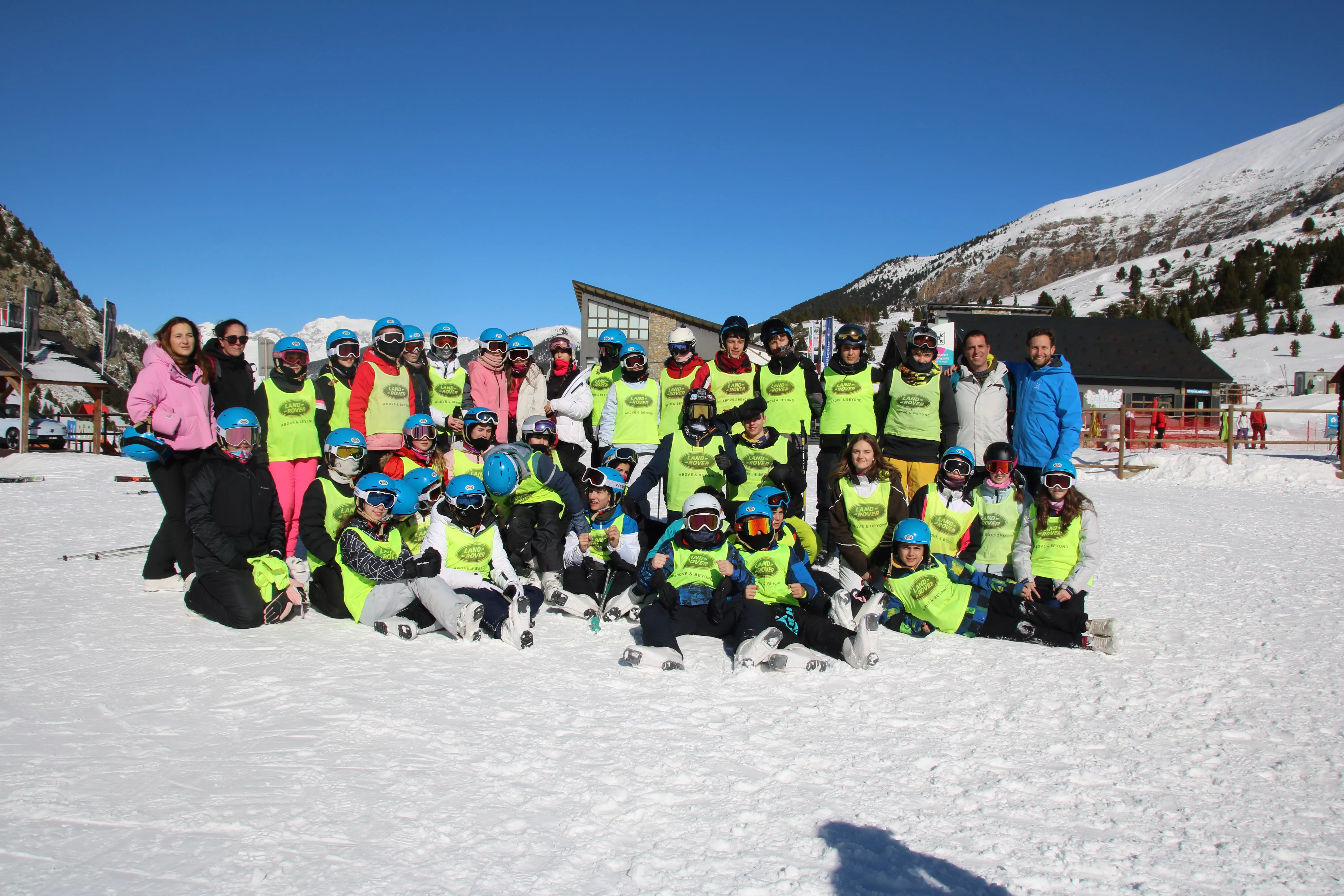 El presidente Isaac Claver con alumnos de Alcolea de Cinca. Más de 2.500 escolares en la campaña de esquí alpino