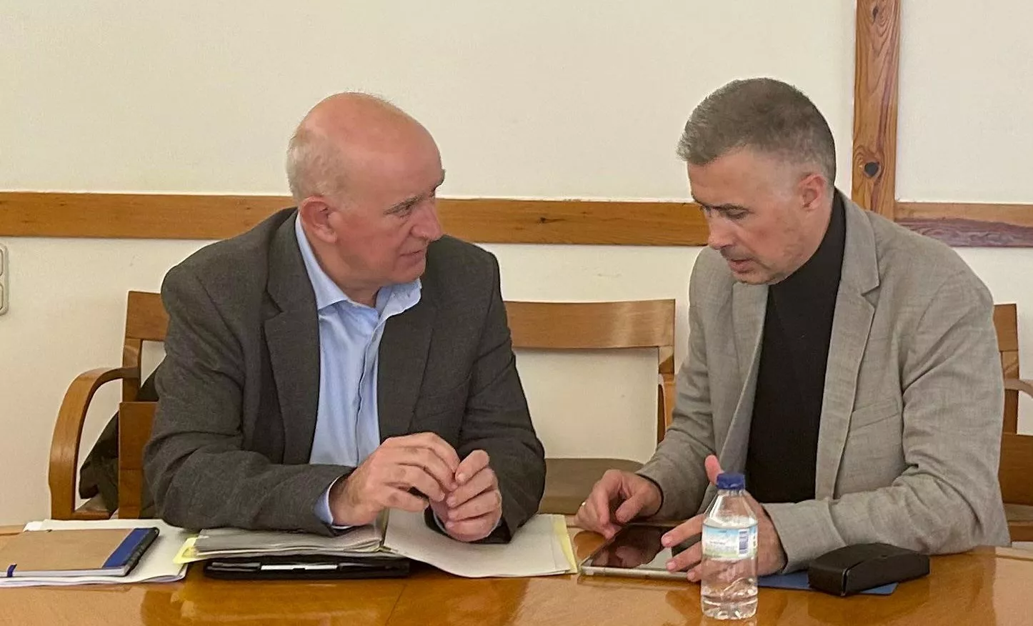 Miguel Ángel Arminio y Carlos Serrano abordaron la situación de la A-2605 entre Jaca y Aísa.