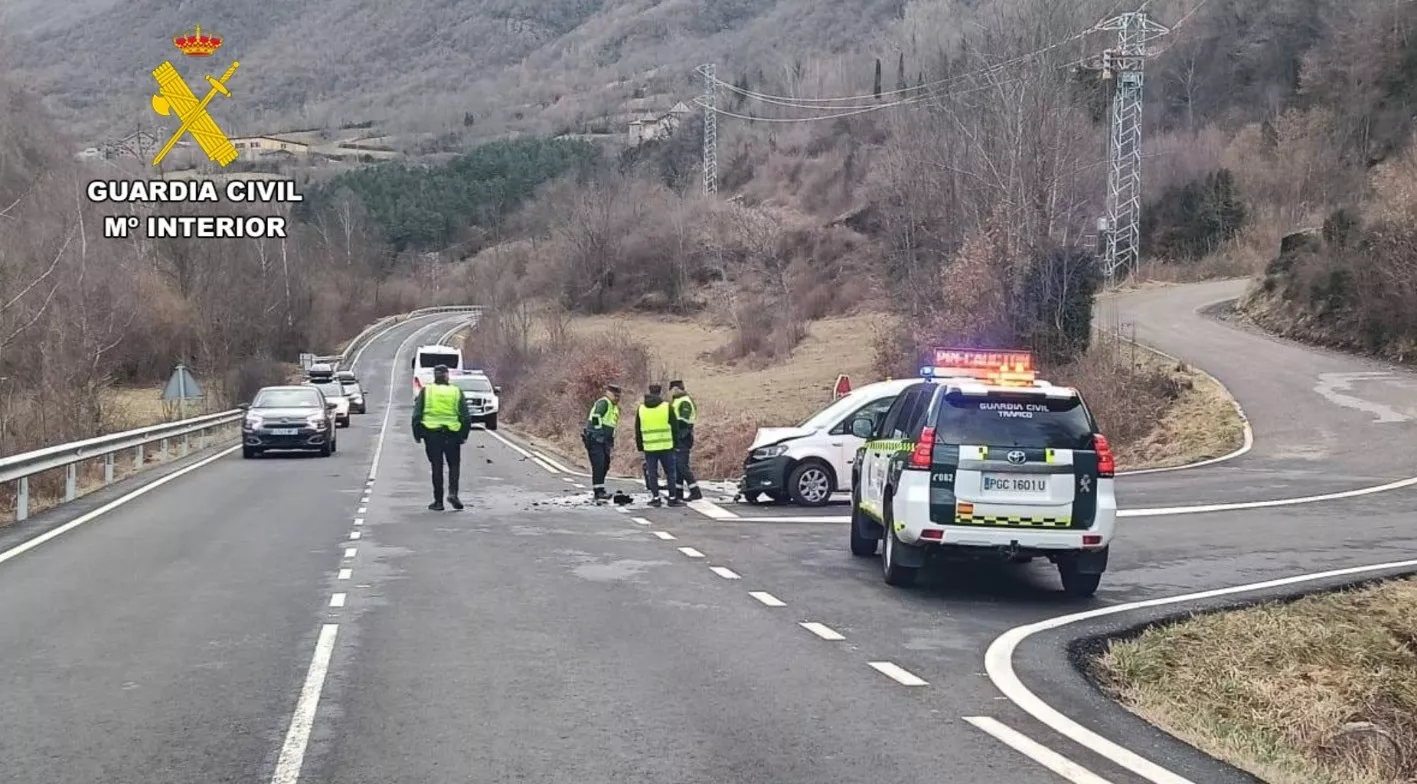 Punto del accidente entre un autobús escolar y una furgoneta en Sahún.