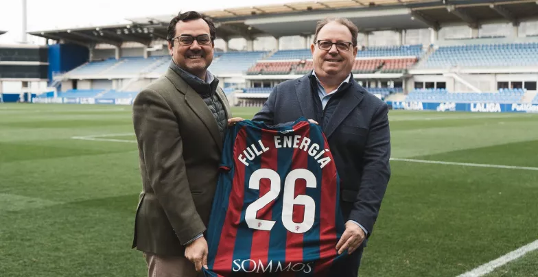 Miguel Mur, director general del Huesca, junto al representante de Full Energía, en El Alcoraz.