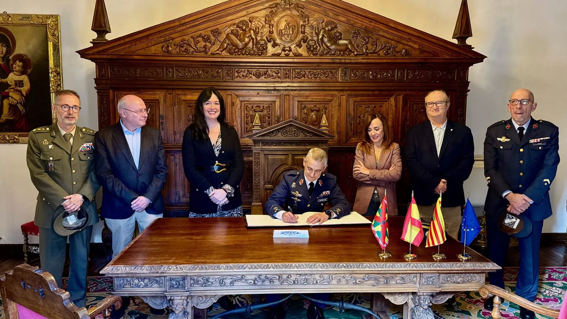 El general jefe de la Base Aérea de Zaragoza firma en el Libro de Honor del Ayuntamiento de Huesca.