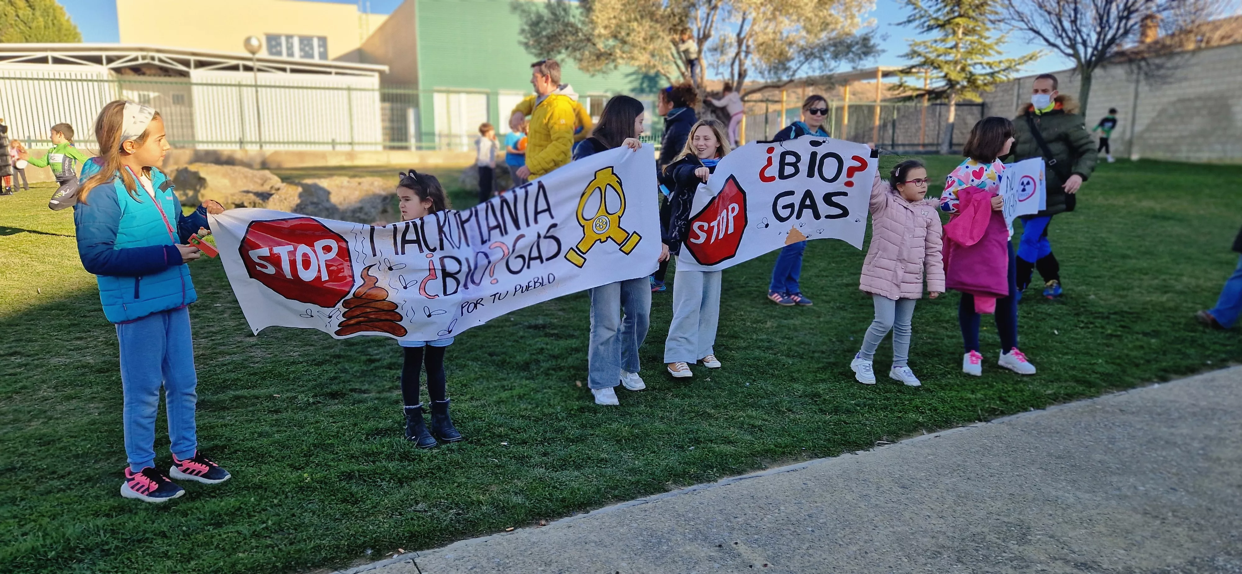 Protesta en Tierz contra la planta de biogás. Foto Myriam Martínez