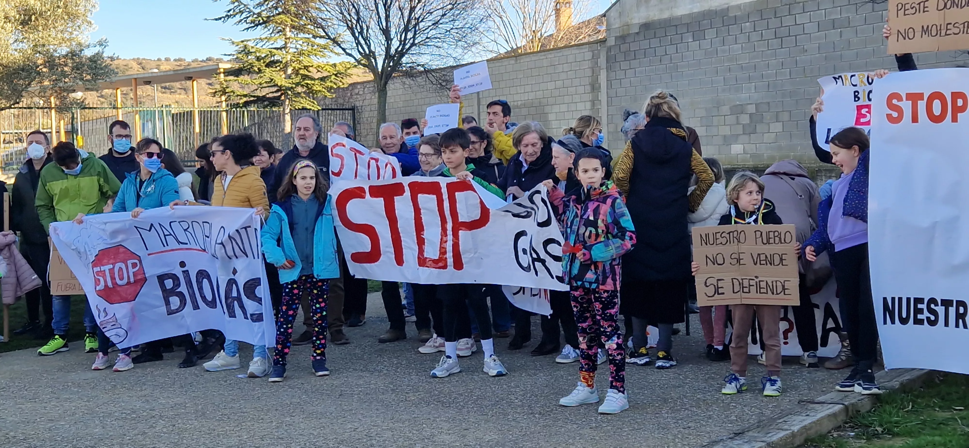 Protesta en Tierz contra la planta de biogás. Foto Myriam Martínez