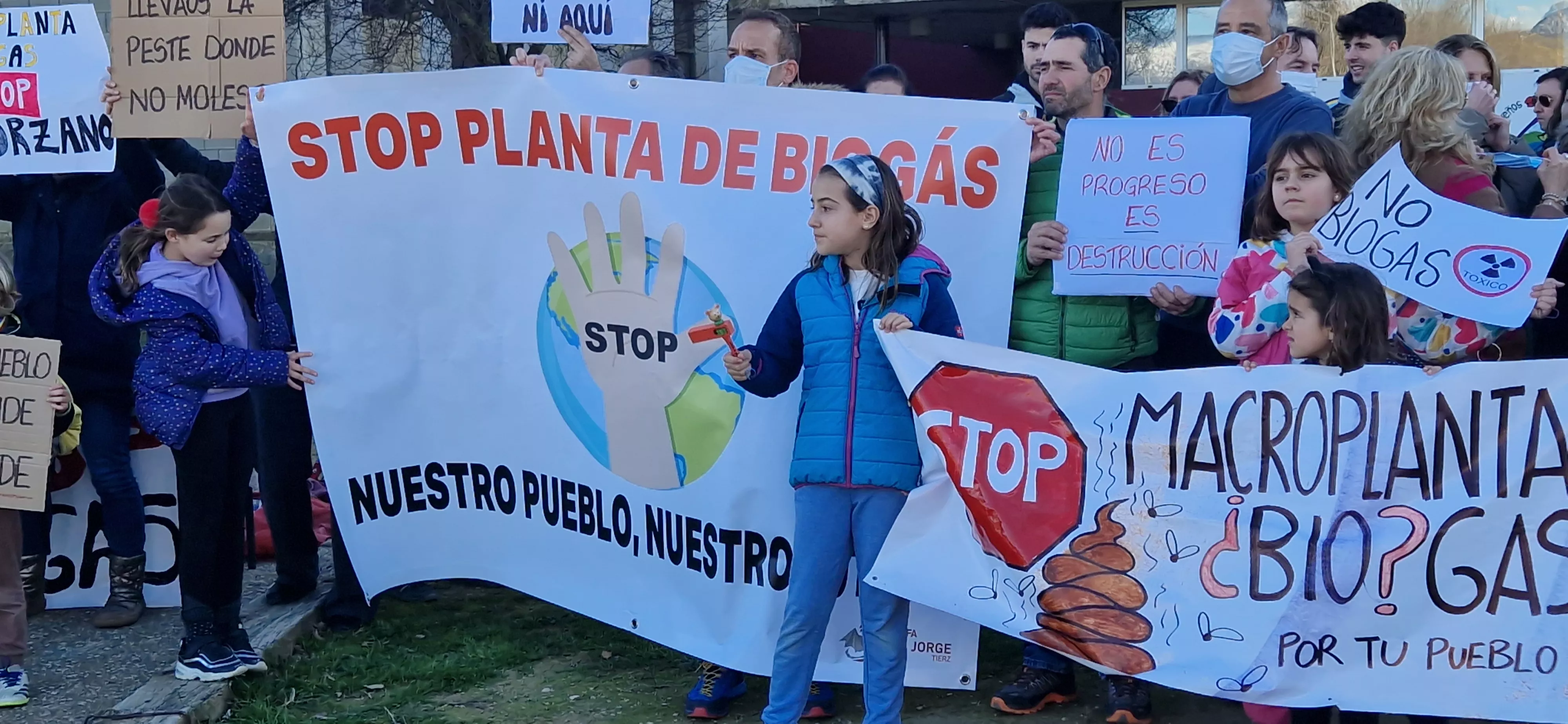 Protesta en Tierz contra la planta de biogás. Foto Myriam Martínez