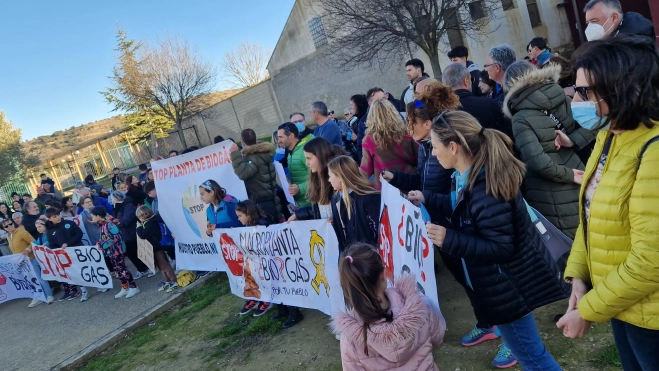 Protesta en Tierz contra la planta de biogás. Foto Myriam Martínez