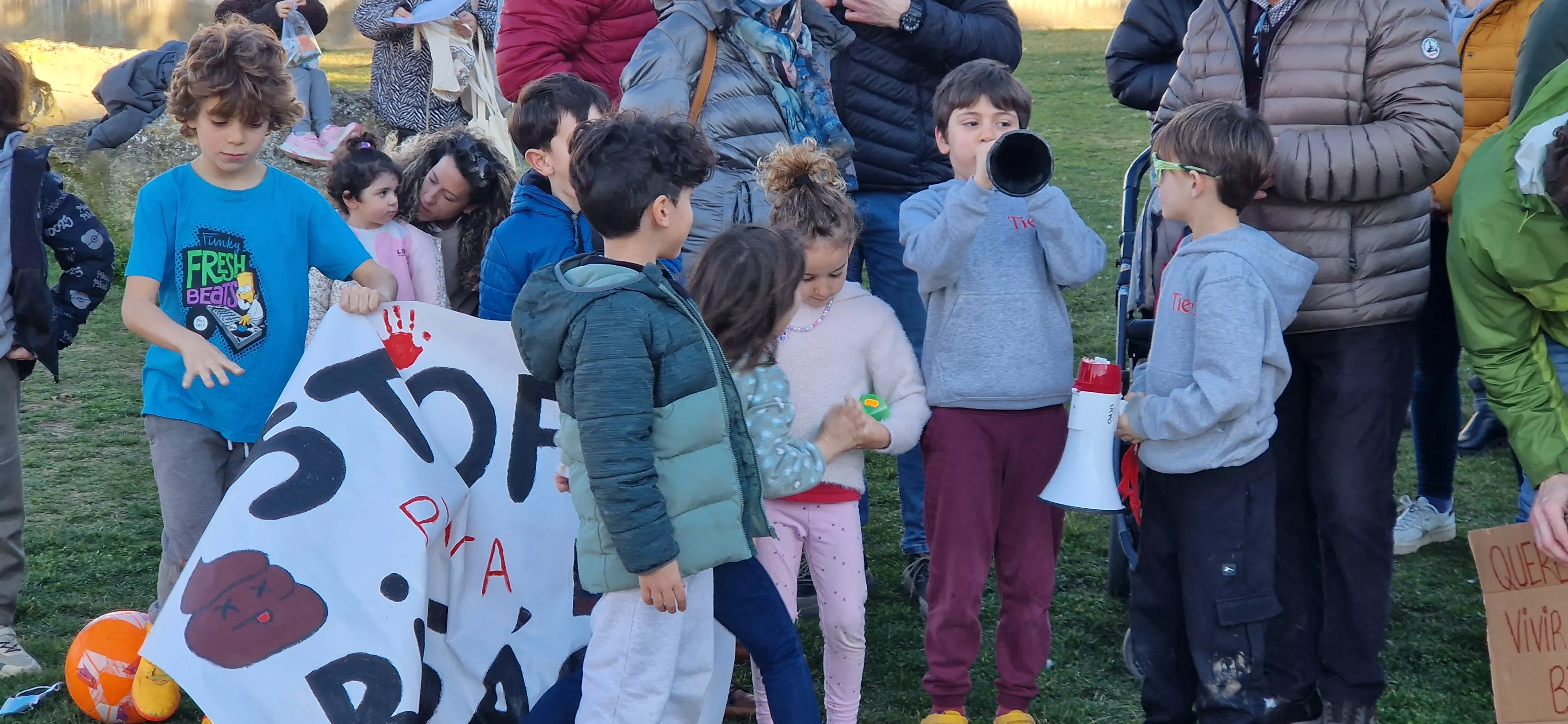 Protesta en Tierz contra la planta de biogás. Foto Myriam Martínez