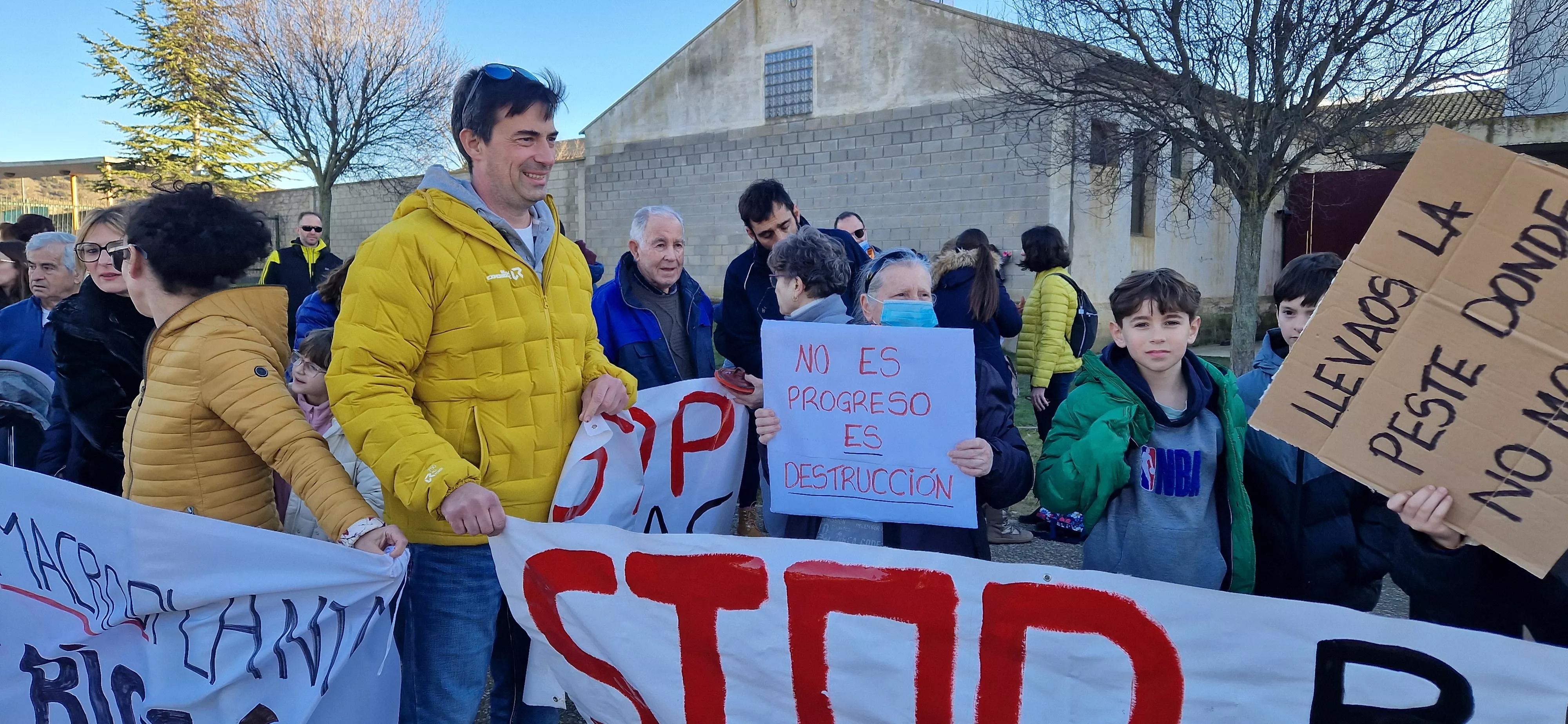 Protesta en Tierz contra la planta de biogás. Foto Myriam Martínez