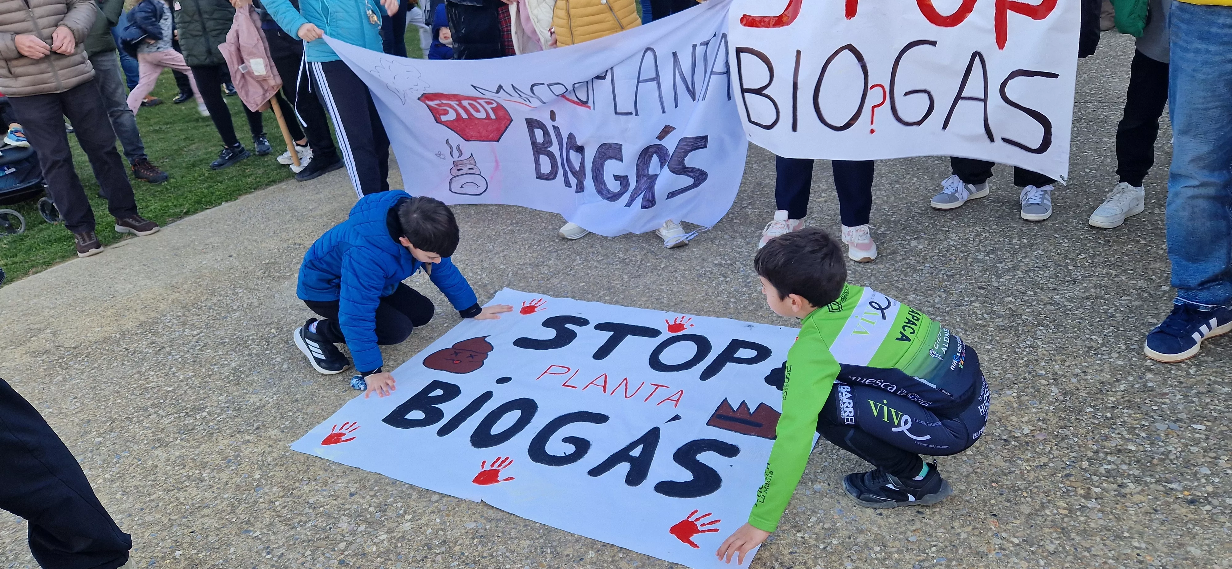 Protesta en Tierz contra la planta de biogás. Foto Myriam Martínez