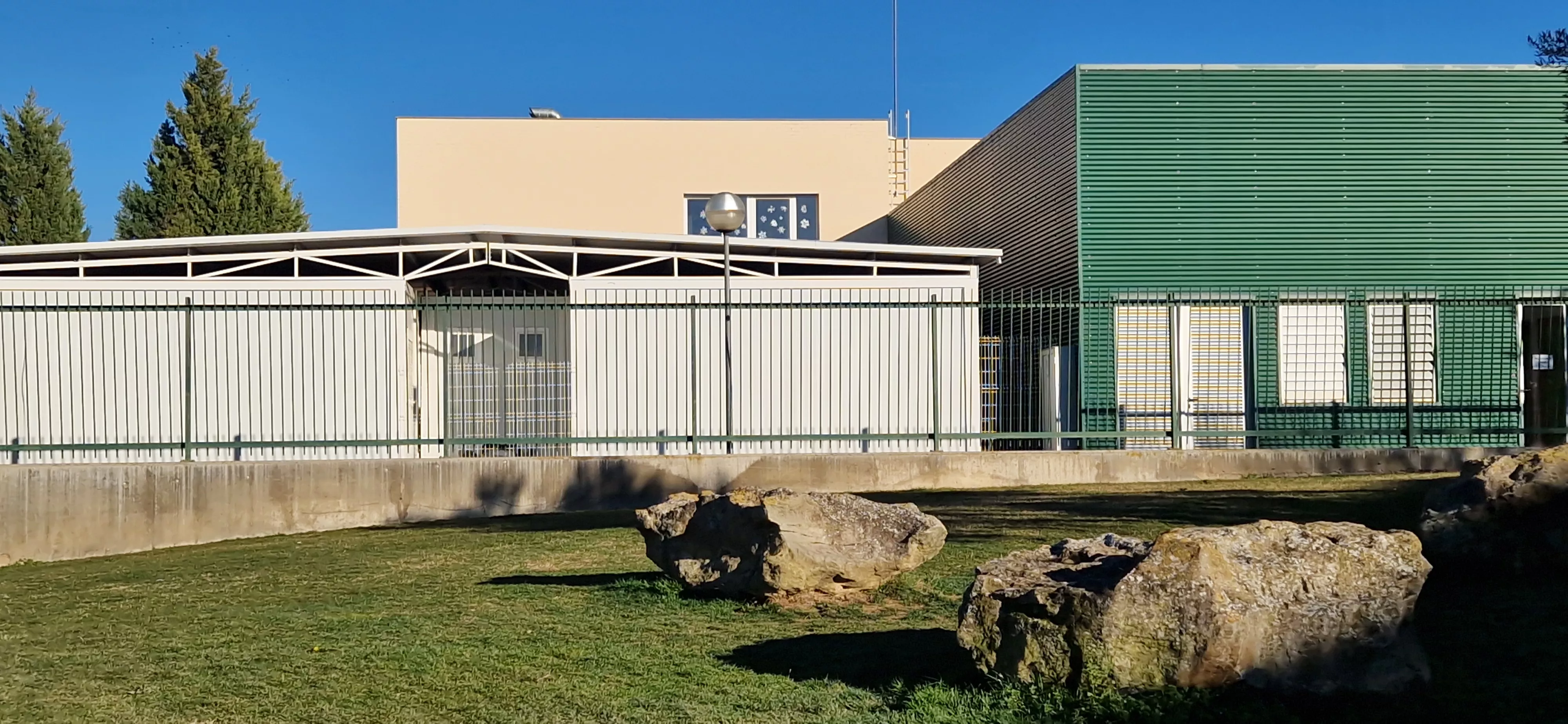 El CRA Montearagón de Tierz se vería afectado por la planta de biogás. Foto Myriam Martínez