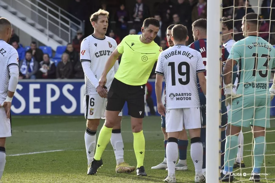 El árbitro, Ais Reig, en el encuentro del Huesca frente al Ceuta. Foto: LaLiga