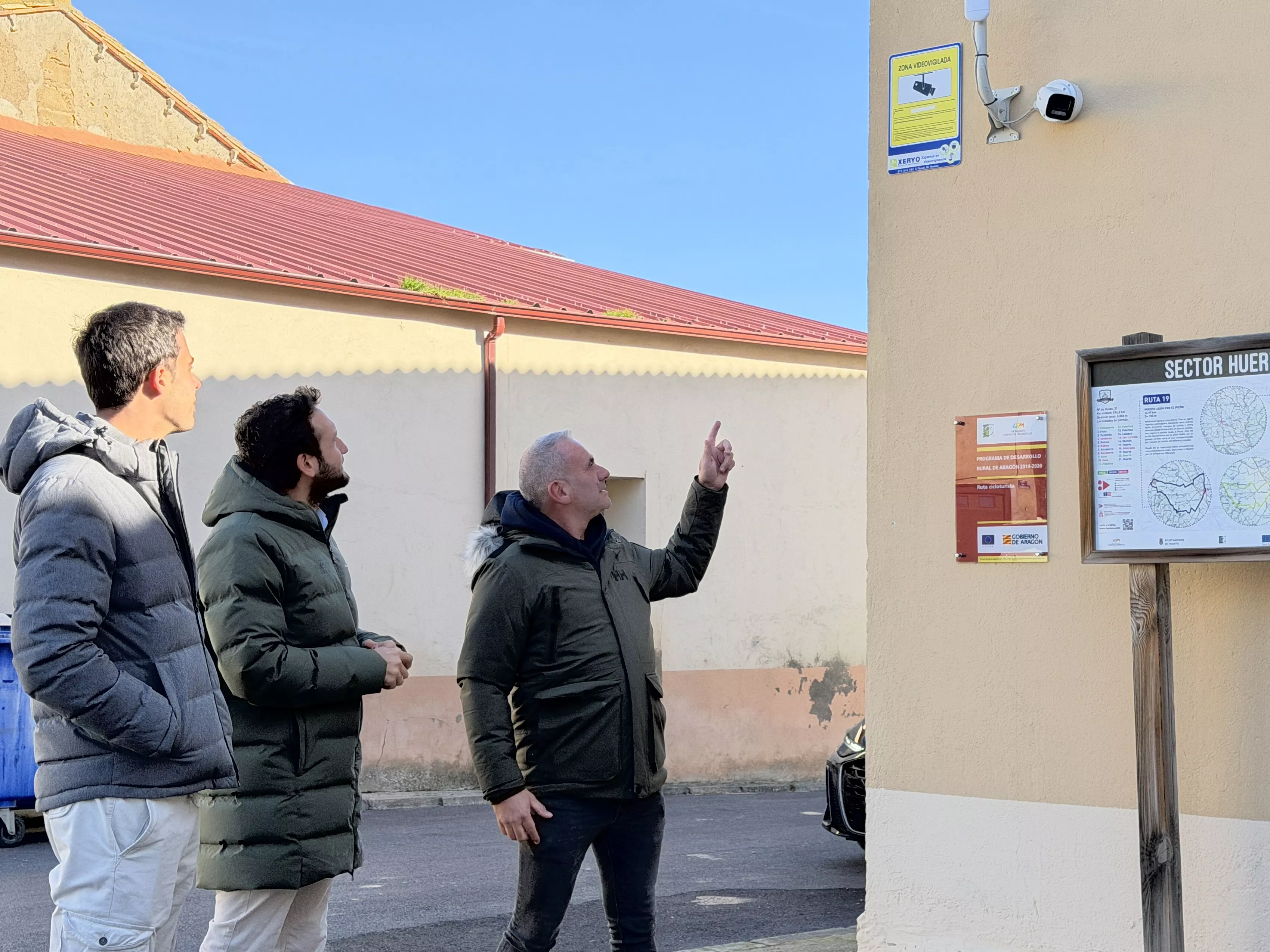 El concejal Antonio Alquézar, Isaac Claver y José Ignacio Asín, durante la visita a Huerto, que va a contar con 19 cámaras de videovigilancia.