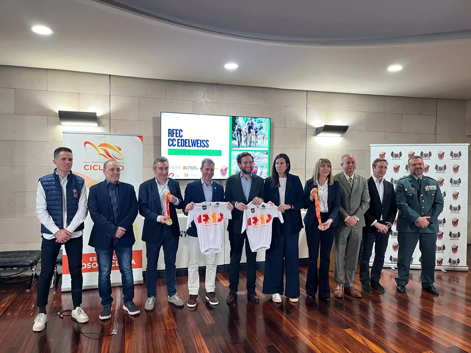 Firma del convenio para los Campeonatos de España de Ciclismo en Sabiñánigo, con diversas autoridades. Foto: Adri Mora