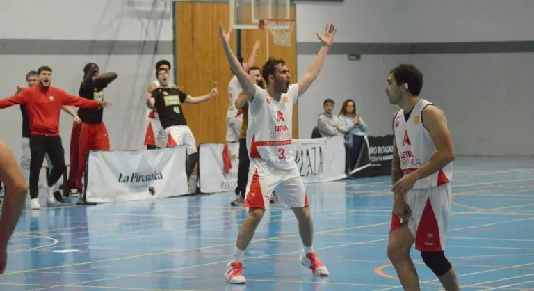 Rodrigo Ger celebra la victoria de Letra Corpórea. Foto de archivo: Jorge Mazón (El Cruzado Aragonés)