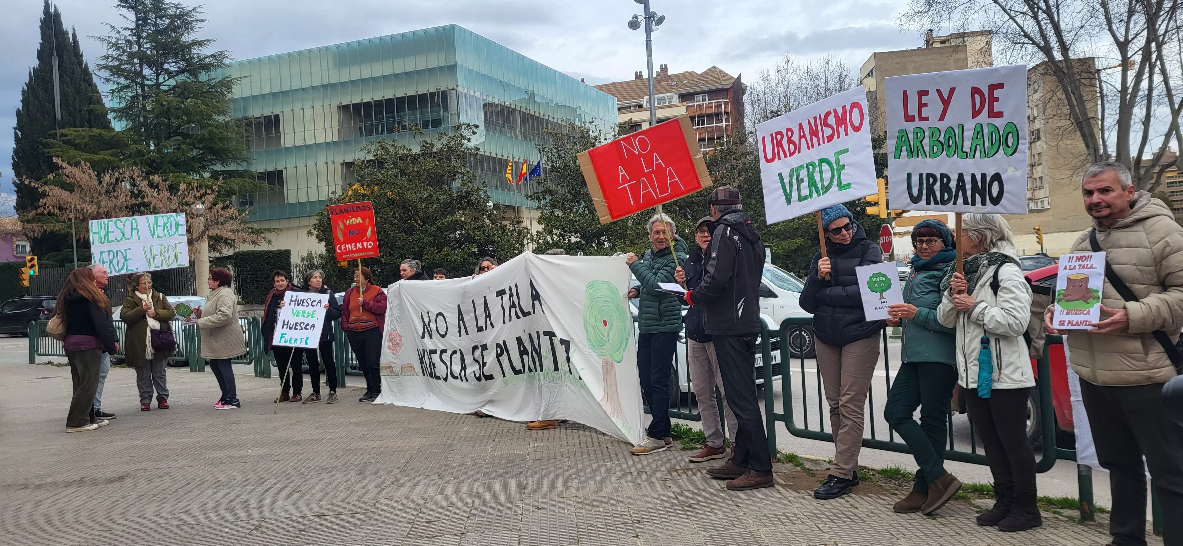 Árboles Vivos Huesca exige transparencia y una reunión ante el inicio inminente de la macrorrotonda de Harineras.  Foto Mercedes Manterola