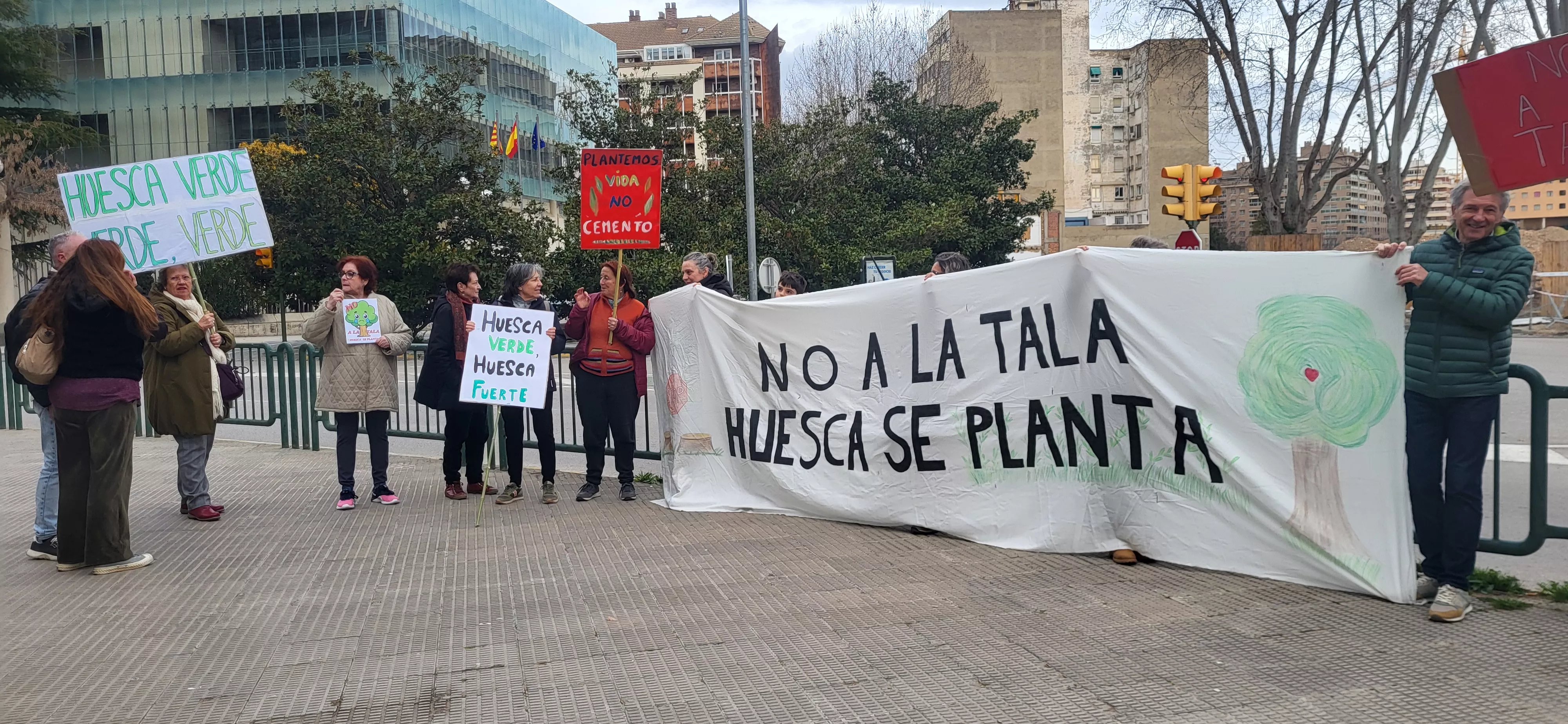 Concentración de la Plataforma Árboles Vivos Huesca. Foto Mercedes Manterola