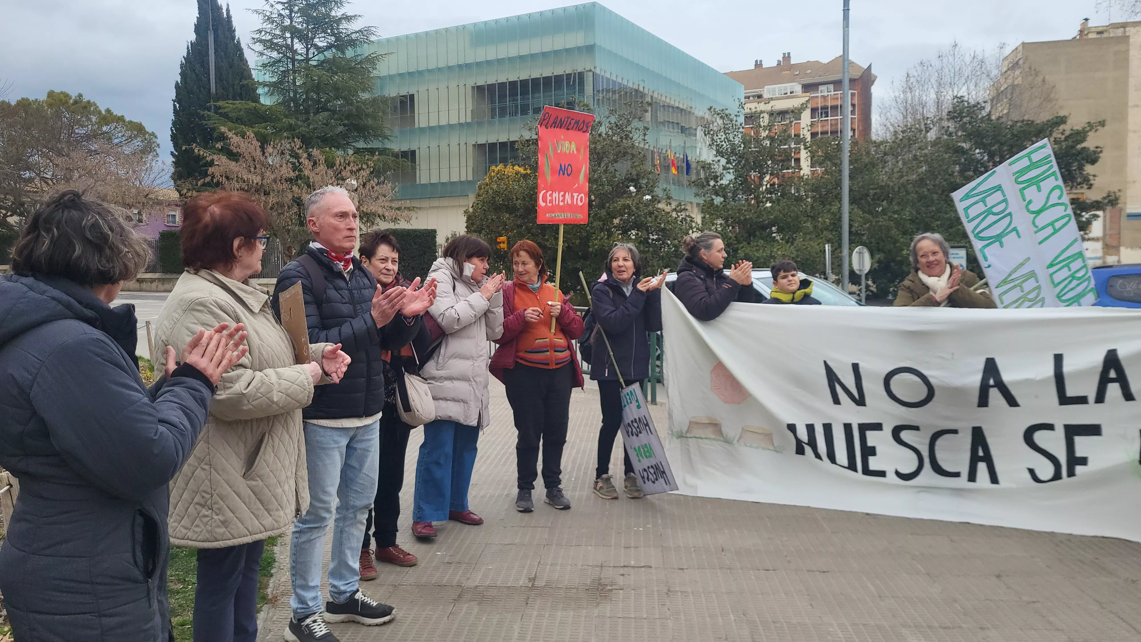 Concentración de la Plataforma Árboles Vivos Huesca. Foto Mercedes Manterola