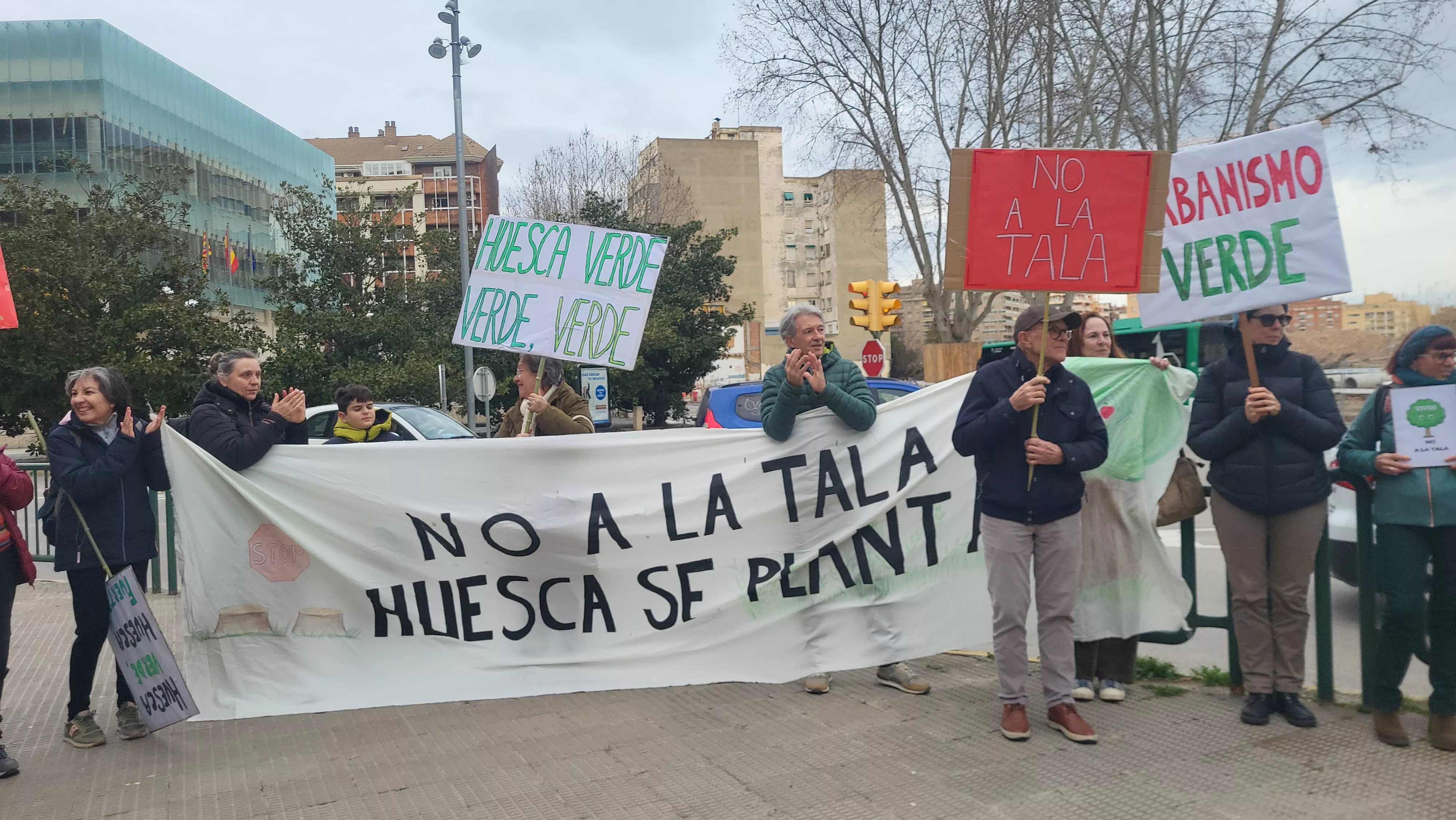 Concentración de la Plataforma Árboles Vivos Huesca. Foto Mercedes Manterola