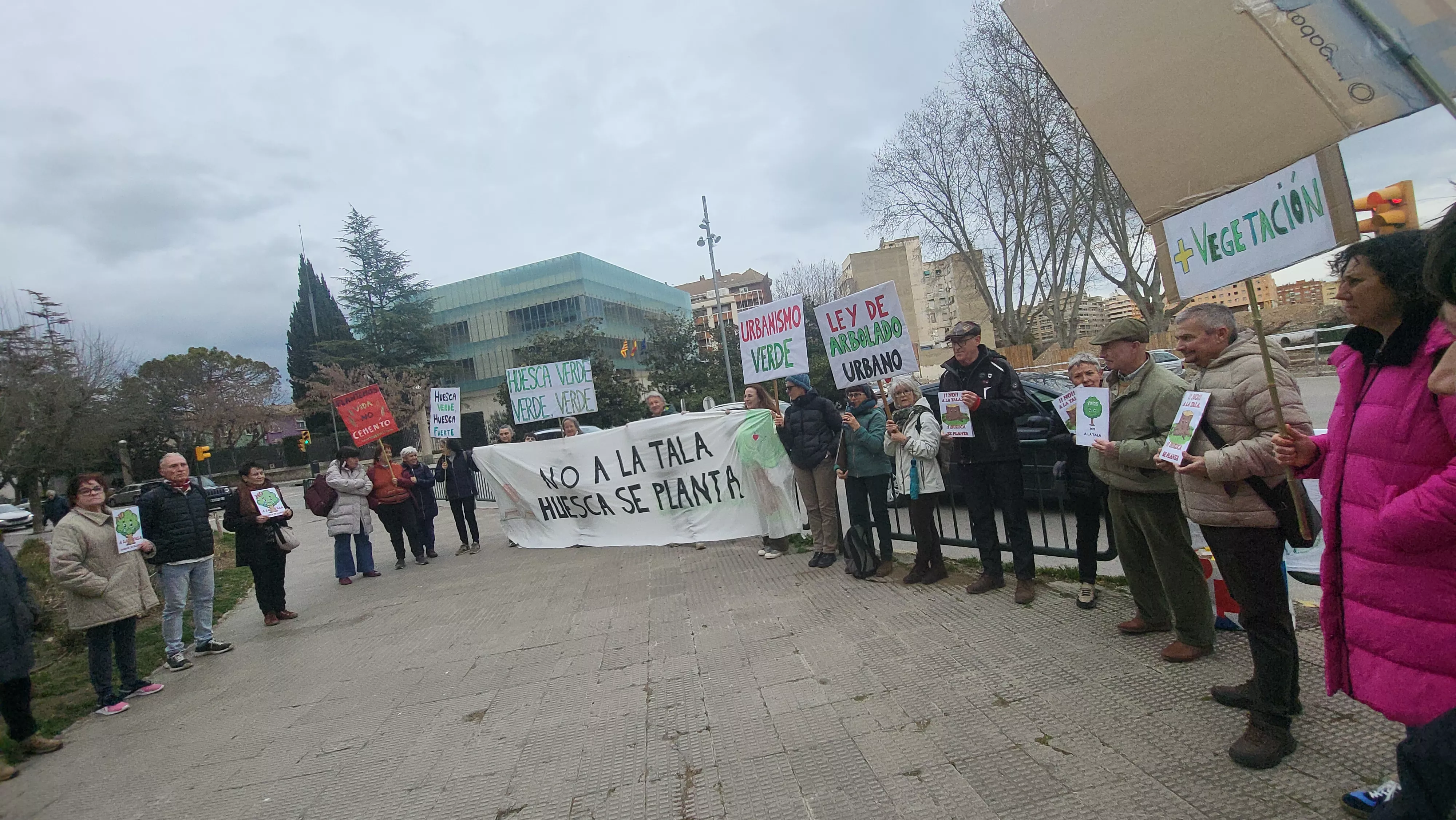 Concentración de la Plataforma Árboles Vivos Huesca. Foto Mercedes Manterola