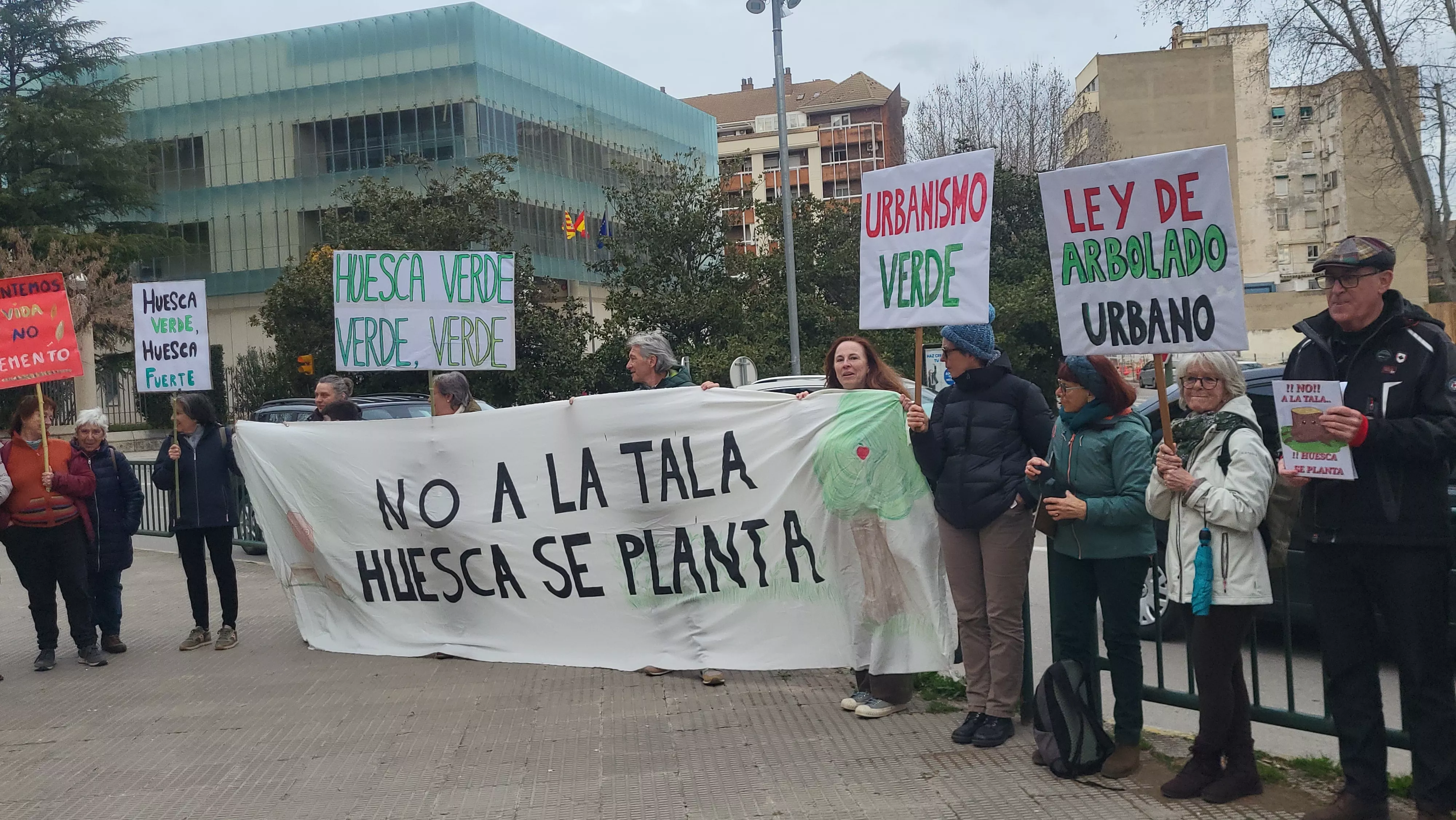 Concentración de la Plataforma Árboles Vivos Huesca. Foto Mercedes Manterola