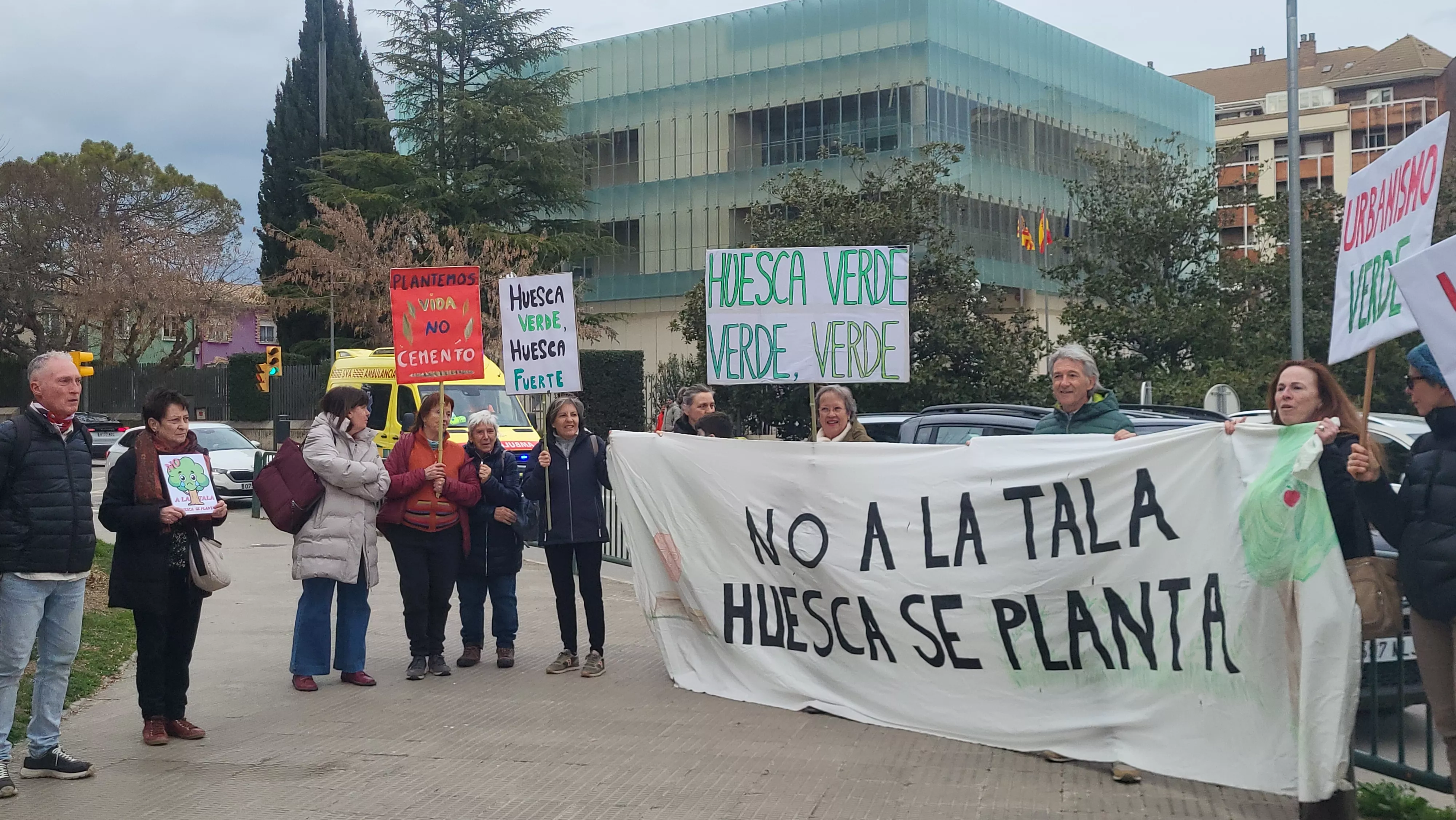 Concentración de la Plataforma Árboles Vivos Huesca. Foto Mercedes Manterola