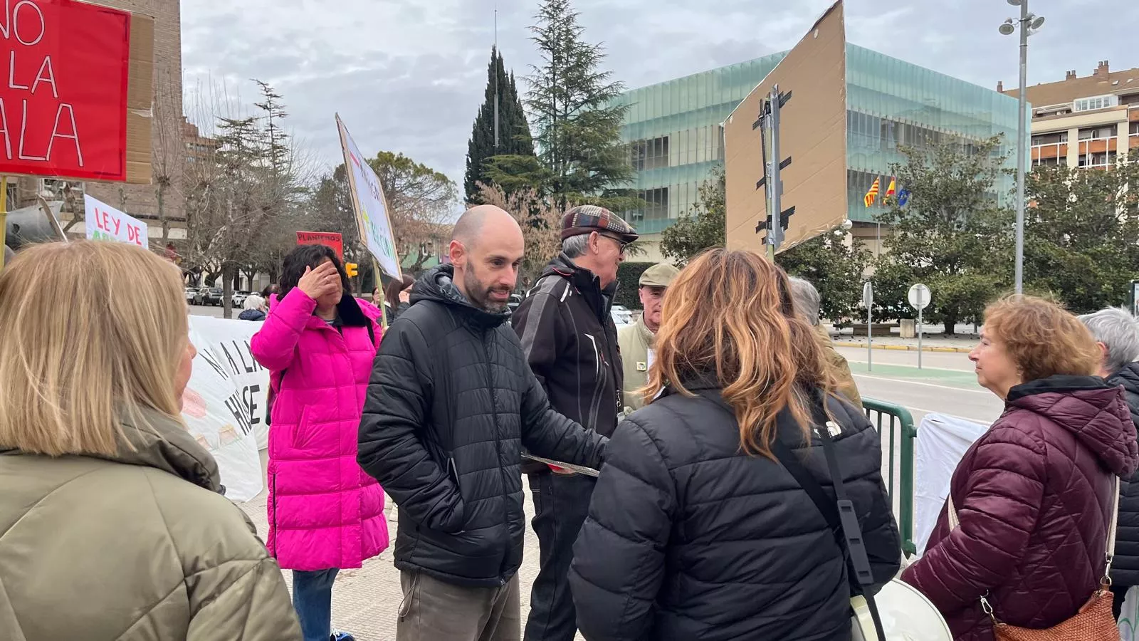 Concentración de la Plataforma Árboles Vivos Huesca. Foto Mercedes Manterola