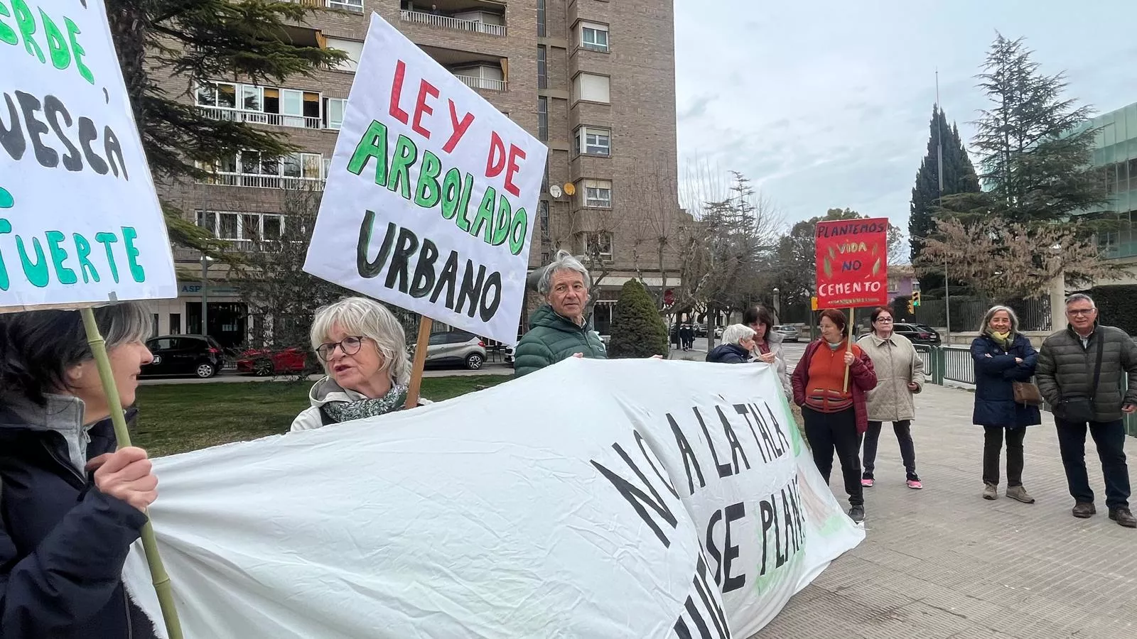 Concentración de la Plataforma Árboles Vivos Huesca. Foto Mercedes Manterola