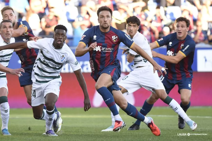 Carrillo, en el partido ante el Eibar en El Alcoraz, la última vez que el Huesca encadenó dos victorias consecutivas en liga. Foto: LaLiga